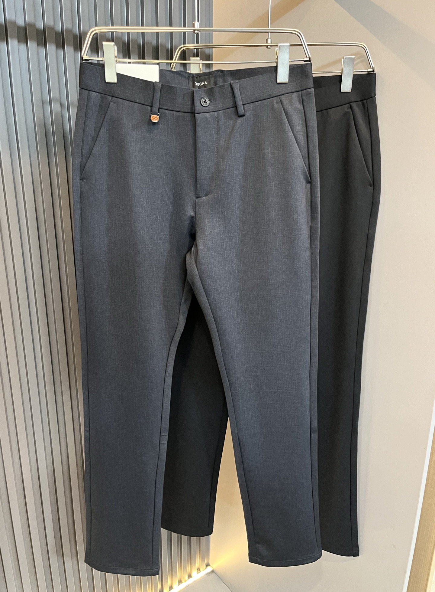 NO:623534,Ermenegildo Zeg*a's new autumn and winter men's casual trousers, the final channel product has appeared!  !  Simultaneous sales at the counter!  It is no exaggeration to say that these trousers are products from the original OEM channel, not bragging about the original OEM. They are completely products from the domestic garment OEM officially authorized by Ermenegildo Zegna!  Therefore, the quantity and size ratio are extremely scarce, so you will earn money if you grab it!  The best pants for fall and winter are officially revealed!  !  !  !  !  !  Zegna products have always been one of the must-have accessories for successful business people!  The brand's high-end style and powerful aura are not easily surpassed by everyone. No matter which season the style is, it is the standard of temperament!  However, the fabric style is between business casual and daily wear. Customized original hardware and logo accessories!  Only Ermenegildo Zegna, which specializes in men's business and casual wear, can design a pair of trousers that is so suitable for the general public!  Whether you are wearing it for casual occasions or business occasions, this style can be matched just right. If you want to wear it, you must wear it well and be able to wear it with your own taste!  Pants that give yourself unlimited bonus points!  Size 30-4037 39,,zegna,alexander wang19860909Ermenegildo Zeg*a杰*亚 秋冬新款男士休闲西裤,压轴的渠道货出现了！！柜台同步销售！ 毫不夸张的说,此款裤装是原厂代工渠道的货,并不是吹牛的原厂代工,完全是由杰尼亚官方授权的国内成衣代工厂出来的产品！所以数量跟尺码配比都极度紧缺,抢到就是赚到！秋冬最好的裤装正式揭幕！！！！！！Zegna的东西,从来都是成功商务人士的专属必备行头之一！品牌高级的格调以及自带强大的气场并不是所有人都能轻易凌驾的.无论哪季的款式都是都是气质标配！但是面料版型又介乎于商务休闲跟日常穿着之间,定制原版五金logo辅料配件！能将一款裤装设计到如此贴合大众穿着,也就只有专注于男装商务休闲的杰尼亚了！不论您是休闲场合穿搭,或者商务场合此款都能搭配的恰到好处要穿,就必须穿好的,能穿出属于自己品味的！给自己无限加分的裤子！尺码30-4037 39,,zegna,alexander wang,Men's clothing