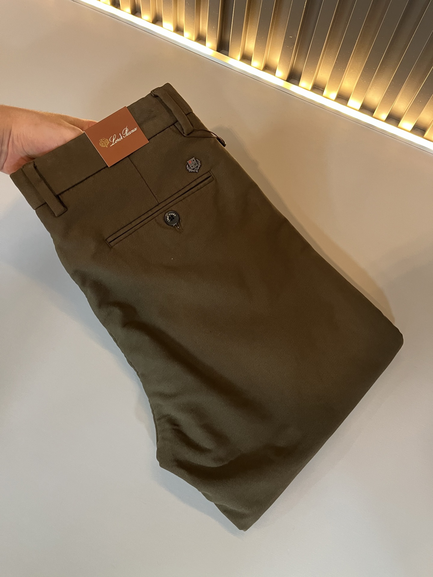 NO:628989,Loro Piana's 2025 autumn and winter new men's fashion high-end casual trousers, Hong Kong foreign company channel, produced by original Japanese factory, pure blood quality, perfect continuation of the essence and genes of the LP family, from the main fabric to the detailed craftsmanship, all demonstrate the quality of the ingenuity, using multiple brand elements to interpret, logo hardware design!  A soulful expression of identity!  We provide customers with high-grade imported pure cotton fabrics, very high-end and fashionable detailed craftsmanship. The red ear cloth is made by a specific antique loom. This element represents the identity and rank of the trousers. It is worth savoring!  It is invincible in terms of matching, interpreting the versatility in place, paying attention to the details, all the accessories are supplied by foreign merchants, the tailoring is fit and slim, and the upper body butt lifting effect is excellent. It is a styling item that can only be found but not sought after!  Size 30-40 37 39,,loro piana,loro piana,alexander wang19860909Loro Piana诺悠翩雅 2025秋冬新品男士时装款高端休闲裤,香港洋行渠道货,日本原厂出品,纯血统品质,完美延续了LP家的精髓与基因,从主体面料到细节工艺,无不彰显出品质的匠心所在,运用多个品牌元素标识来诠释,标志logo五金设计！属于灵魂式的身份彰显！客供高级进口纯棉面料,非常高级且时髦的细节工艺,赤耳布是由特定古董织布机完成,此元素代表着西裤的身份及段位,非常值得细品悦人！在搭配上所向无敌,把百搭阐释到位,细节匠心考究,辅料皆为外商客供,剪裁合体修身,上身提臀效果绝佳,可遇而不可求的造型单品！尺码30-40 37 39,,loro piana,loro piana,alexander wang,Men's clothing