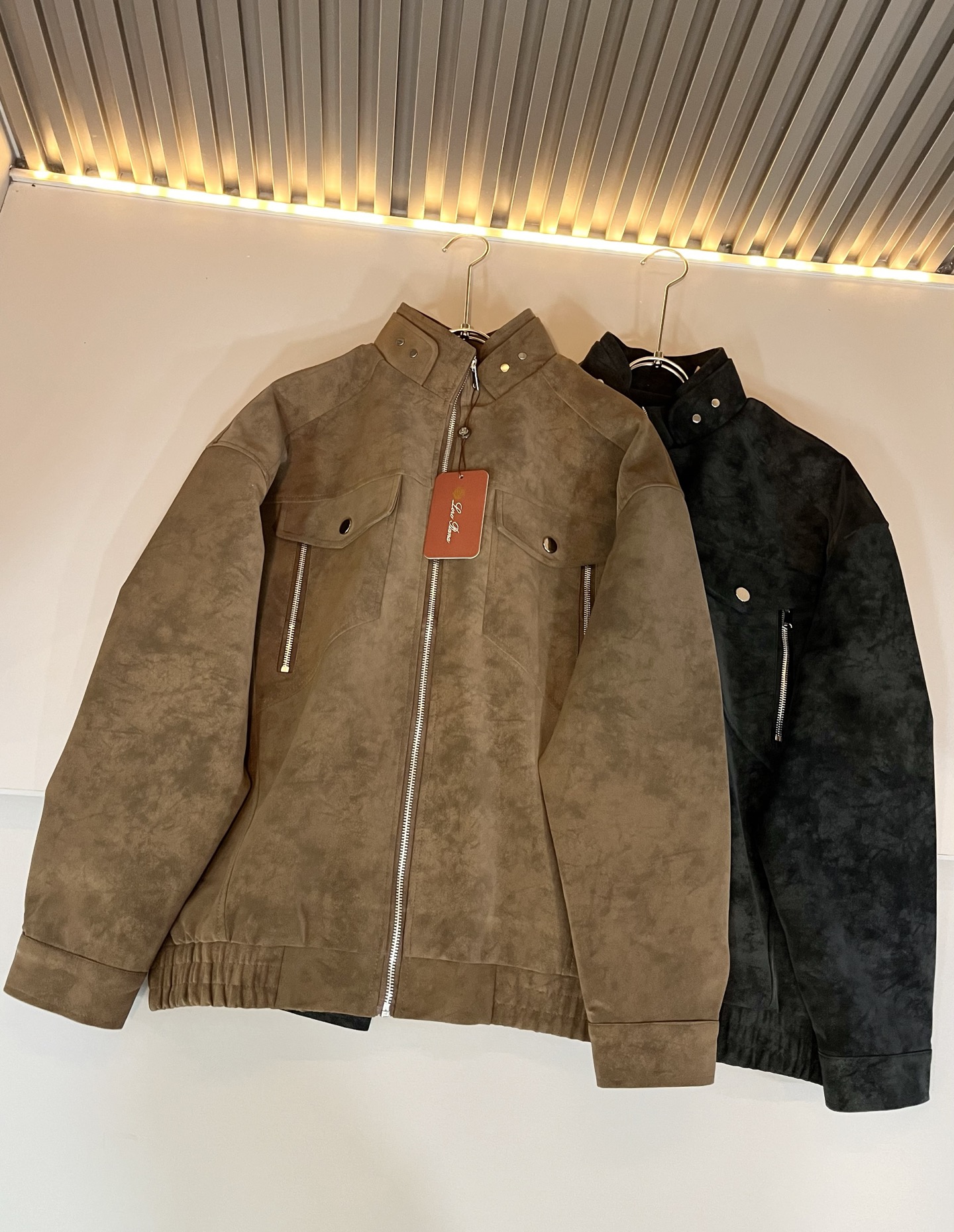 NO:624910,Loro Piana 2025 autumn and winter new men's casual jackets, orders from foreign trade companies!  Made of customer-washable leather, one of the classic proprietary fabrics!  The texture is light, soft and delicate to the touch, but the shape is straight and stylish!  It adopts a multi-layer structure and is windproof. The pockets are decorated with details, which is the ultimate luxury... Perfect interpretation of high-quality appearance. Customized original hardware is provided!  Size M-3XL,,loro piana,jackets & coats,jackets & coats,alexander wang19860909Loro Piana诺悠翩雅 2025秋冬新品男士休闲夹克外套,外贸公司订单！客供洗水皮材质,经典的专有织物之一！ 质地轻盈、触感又柔软细腻、但型态又笔挺有型！ 采用多层结构、具备防风性能. 口袋饰有细节、奢华极致… 完美演绎高品质品相.客供定制原版五金！尺码M-3XL,,loro piana,jackets & coats,jackets & coats,alexander wang,Men's clothing