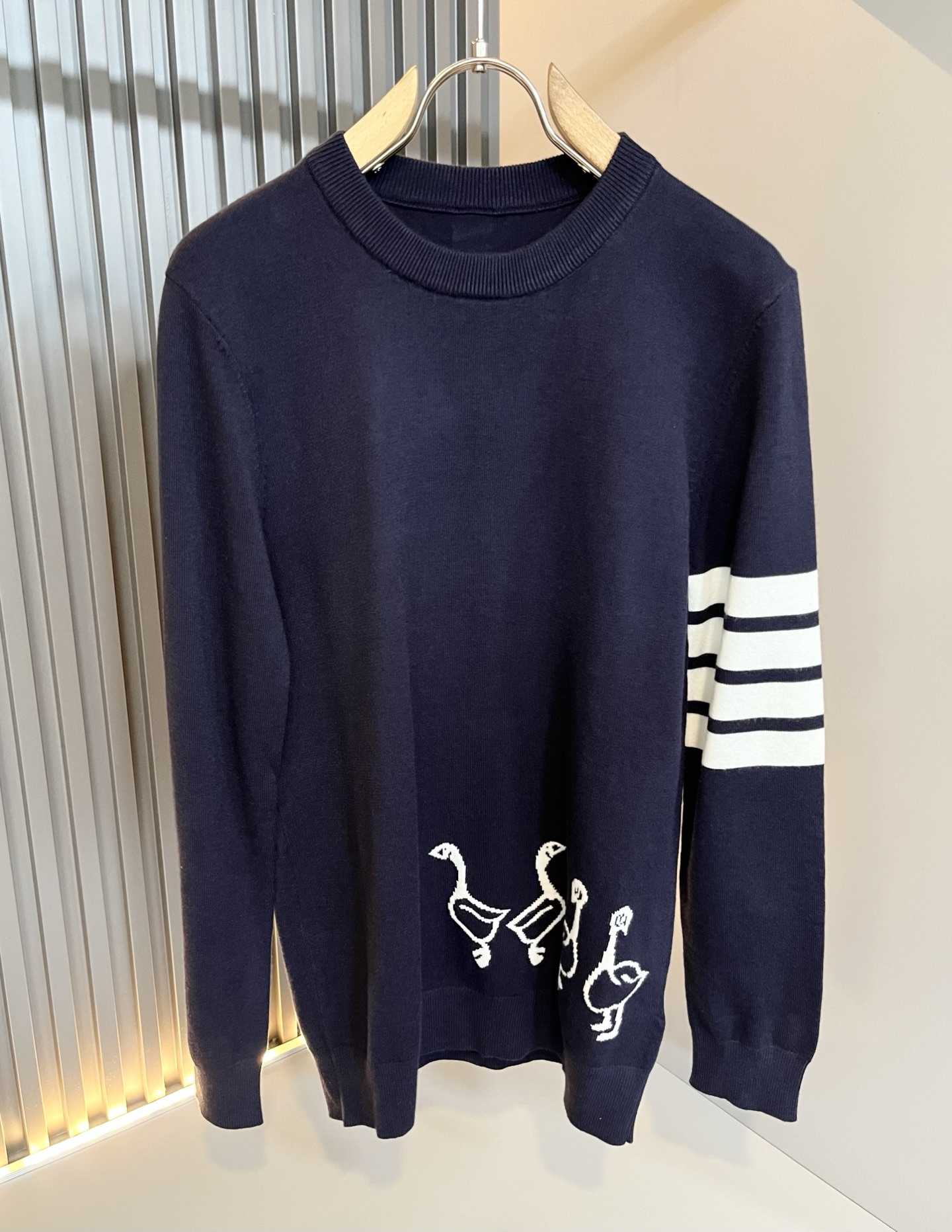 NO:625412,ThomBrow*e's 2025 autumn and winter new knitted wool sweater for men and women, this year's new counter product, super soft wool fabric for men and women!  A fashionable and versatile model for the city, it is sure to be super popular this year. It is a must-have artifact for autumn and winter. It has a unique texture and a soft and smooth feel. It is not a product that can be compared with ordinary fabrics. Regular knitted wool fabric design, crocheted with classic iconic stripe design!  A rare model that can only be found. Very attractive design, liningless inseam binding technology, and very detailed. It is a model that requires a lot of attention to technology. Details determine the high-end. Minimalist design elements of the season, a must-have item for trendy men, perfect fit, highly recommended!  Size M-3XL.,,alexander wang19860909ThomBrow*e汤姆*朗2025秋冬新款男女同款针织羊毛衫,今年的专柜新品,男女同款超软羊毛面料！时尚都市百搭款,今年必定超火爆,秋冬必备神器,质感独特,手感柔嫩顺滑,不是一般面料所能对比的产品.常规的针织羊毛面料设计,钩织搭配经典标识性经典条纹设计！可遇不可求的款 非常极具魅力的设计,无里布内缝包边工艺,细节非常到位,要非常讲究技术的一款,细节决定高端.极简当季的设计元素,潮男必备单品,完美版型,强烈推荐！尺码M-3XL.,,alexander wang,Men's clothing