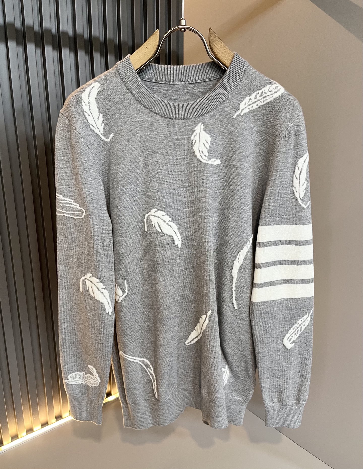 NO:625383,ThomBrow*e's 2025 autumn and winter new knitted wool sweater for men and women, this year's new counter product, super soft wool fabric for men and women!  A fashionable and versatile model for the city, it is sure to be super popular this year. It is a must-have artifact for autumn and winter. It has a unique texture and a soft and smooth feel. It is not a product that can be compared with ordinary fabrics. Regular knitted wool fabric design, crocheted with classic iconic stripe design!  A rare model that can only be found. Very attractive design, liningless inseam binding technology, and very detailed. It is a model that requires a lot of attention to technology. Details determine the high-end. Minimalist design elements of the season, a must-have item for trendy men, perfect fit, highly recommended!  Size M-3XL.,,alexander wang19860909ThomBrow*e汤姆*朗2025秋冬新款男女同款针织羊毛衫,今年的专柜新品,男女同款超软羊毛面料！时尚都市百搭款,今年必定超火爆,秋冬必备神器,质感独特,手感柔嫩顺滑,不是一般面料所能对比的产品.常规的针织羊毛面料设计,钩织搭配经典标识性经典条纹设计！可遇不可求的款 非常极具魅力的设计,无里布内缝包边工艺,细节非常到位,要非常讲究技术的一款,细节决定高端.极简当季的设计元素,潮男必备单品,完美版型,强烈推荐！尺码M-3XL.,,alexander wang,Men's clothing