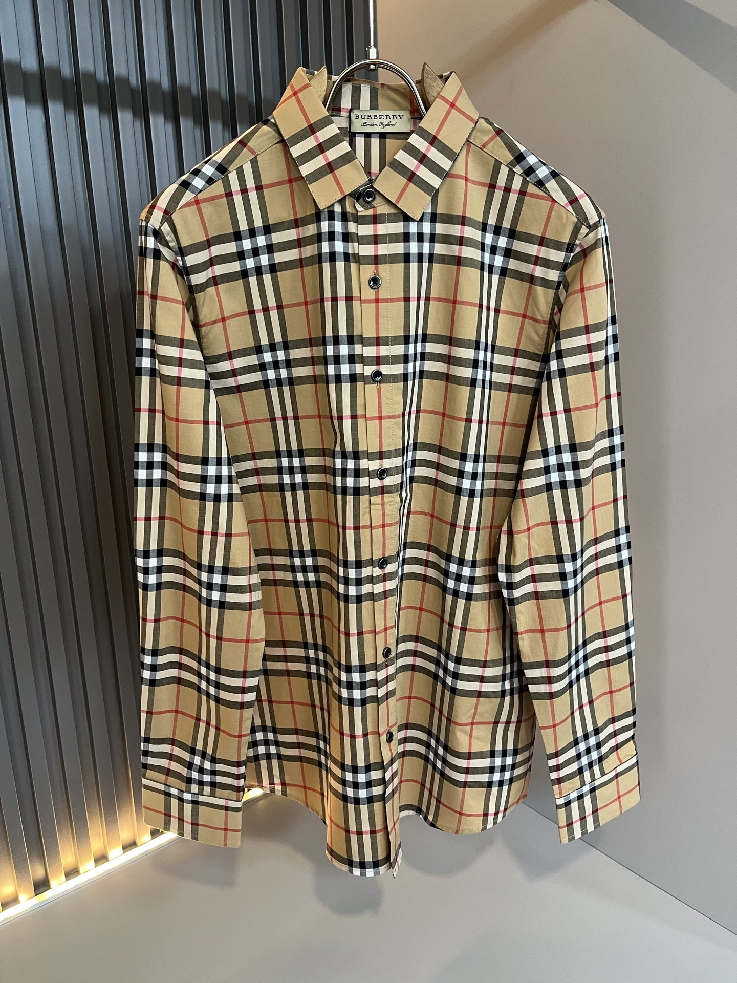 NO:629040,Bur*erry 2025 new autumn men's plaid shirt, the brand's latest design elements!  It’s neither monotonous nor complicated, just the right amount to show off your taste!  Customized original poplin cotton fabric for customers!  Comfortable, sweat-absorbent and breathable are not a problem at all. The unique luxury feel of the fabric presents a simple and elegant temperament!  Full three-dimensional! Standard cutting design!  Every detail is in sync with high-end fashion. Sizes: M-3XL, burberry, alexander wang19860909Bur*erry 巴*莉 2025秋季新款男士格子衬衣,品牌最新设计元素！既不单调也不复杂,恰到好处的展现品味！客供定制原版府绸棉面料！舒适吸汗透气根本不在话下,面料独具的高奢感呈现简约优雅气质！饱满立体!标准裁剪设计！每一处细节都是与高端时尚同步的体现.尺码:M-3XL,,burberry,alexander wang,Men's clothing