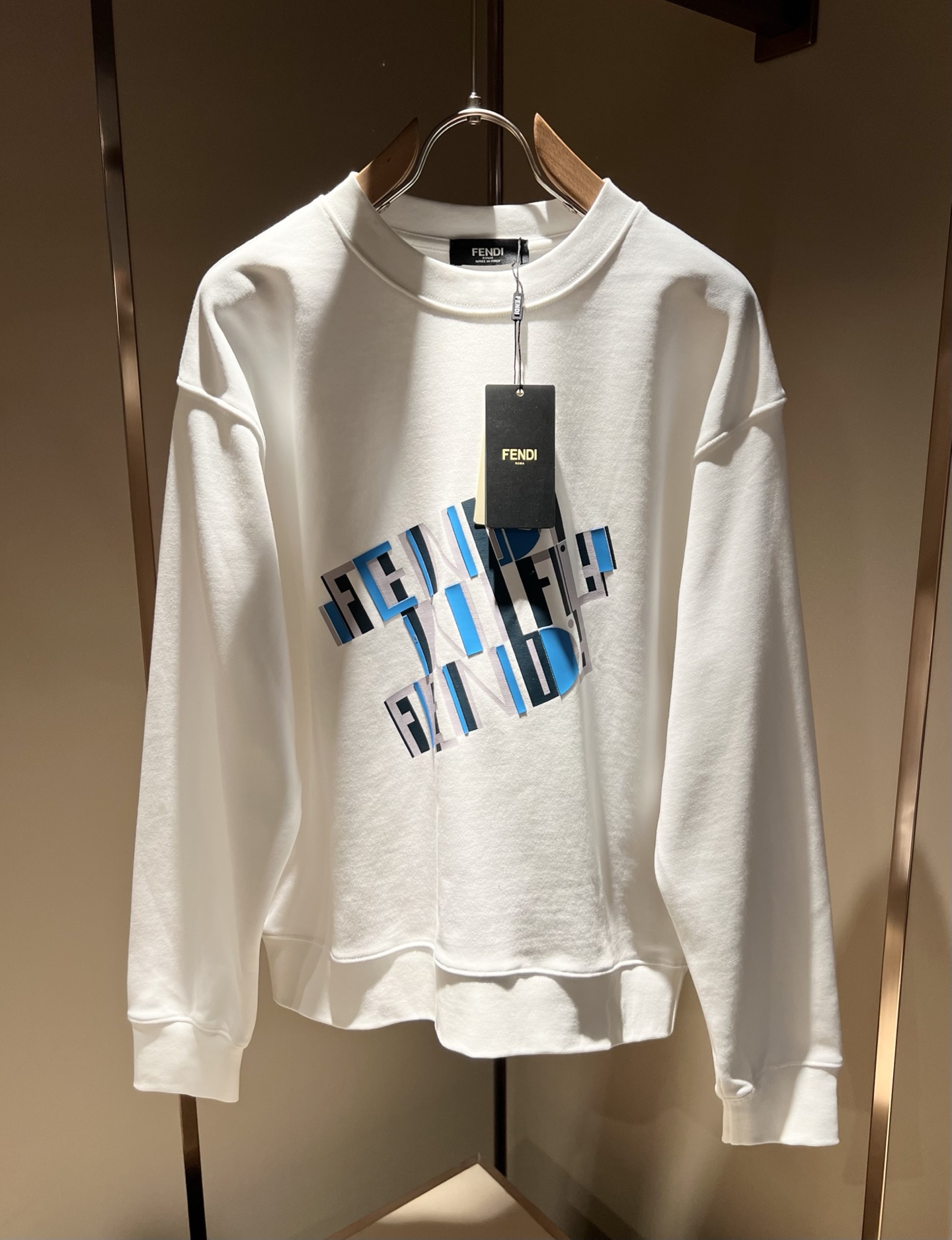 NO:629074,FEN*I Fen*di 2025 new autumn and winter FD family unisex little monster sweatshirt, versatile for men and women. Italian original order, FD family popular item, full of representativeness, full of specifications, a boutique worth buying for all FD fans!  Pure Italian channel order, the FD family's high-end and popular product, a very popular item at the moment, with the letter logo laminated pattern design on the chest!  High-end goods worth keeping for yourself and giving away!  The most classic BUGS series style items of the FD family are trendy and good-looking, full of trendy atmosphere, extremely high-grade and standard, and are made of very classic and very strong visual impact, with extremely high recognition, and top-grade exclusive pure cotton fabrics!  Made of soft, delicate and comfortable touch, the appearance is quite high-end and classy!  It perfectly interprets the charm of the brand and leaves a deep impression on people. It is more fashionable and charming, the upper body is generous and fashionable, and there is no pressure to wear it!  Wear it alone or paired with it, it’s a beautiful sight that can’t be ignored!  Size M-3XL,,fendi,dior,hoodie,sweatshirts,alexander wang19860909FEN*I 芬*迪2025秋冬新款FD家族男女同款小怪兽卫衣,男女同款百搭.意大利原厂订单,FD家族人气单品,代表性十足,规格感十足的精品,所有FD粉丝都值得抢购的精品！纯正意代渠道订单,FD家族的高奢人气爆款产物,当下十分火爆的单品,胸前字母logo压胶图案设计！值得自留和送人的高端货！FD家族最为经典的BUGS系列款式单品,新潮又好看,潮流气息感十足,档次规格感极高,并且采用十分经典给人的视觉冲击感相当强烈,有着极高的辨识度,顶级专属纯棉面料！打造,触感柔软细腻舒适,品相相当高级有档次！完美诠释品牌魅力,给人留下深刻印象.更具时尚与韵味,上身大方时尚,对于穿搭更是毫无压力！单穿内搭都极有味道,不可忽视的靓丽风景线！ 尺码M-3XL,,fendi,dior,hoodie,sweatshirts,alexander wang,Men's clothing