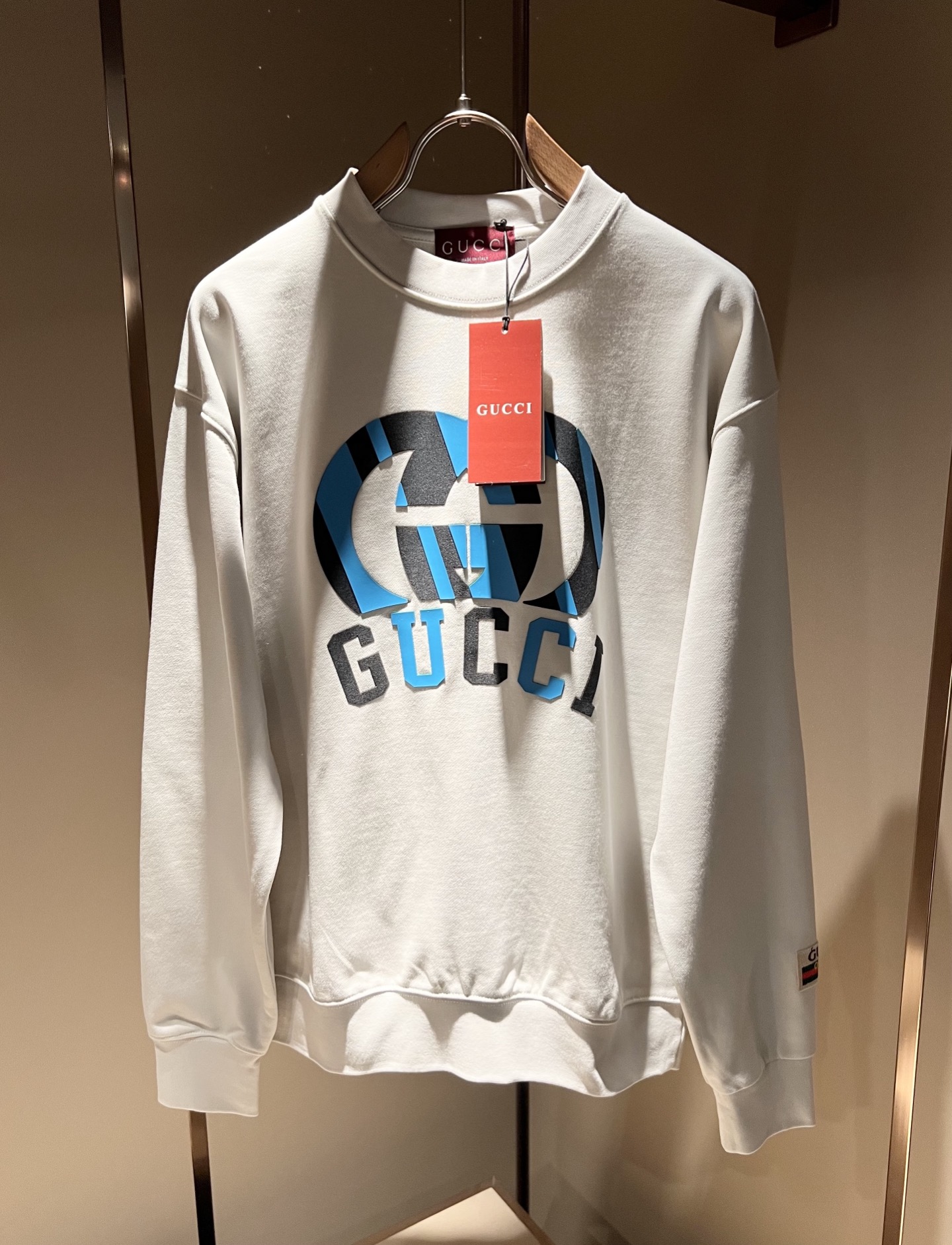 NO:629018,Gucc* Gujia's latest series of basic round neck sweatshirts for men and women in autumn and winter 2025, the same style for men and women!  Trading company channels are rare and available on the official website simultaneously!  New fashion element design!  Front and rear logo element printing design!  Injecting full vitality into the new series, this sweatshirt is made of carefully selected imported cotton fabrics. The fabric feels soft and delicate against the skin, and has an extremely comfortable and breathable wearing experience. The whole piece is very eye-catching and fashionable, and is deeply loved by today's young people!  Basic loose round neck cut, unisex style regardless of age and gender, suitable for matching all styles and looks you need in daily life!  It is recommended to wear couple outfits when going out on the street, it will be more eye-catching!  Size: M-3XL,,gucci,gucci,hoodie,sweatshirts,alexander wang19860909Gucc*古家2025秋冬最新系列基础圆领男女同款卫衣,男女同款！贸易公司渠道稀出,同步官网发售 ！ 新时尚元素设计！前后logo元素印花设计！为全新系列注入满满活力,这款卫衣用心甄选客供进口棉面料制成,面料手感亲肤柔软细腻,拥有着无比舒适透气性的穿着体验,整件单品极具吸睛度与时尚感,深受当下年轻人的喜爱！基础宽松的圆领版型裁剪,不分年龄与性别的中性款式,适合搭配你日常所需的所有风格与造型！建议搭配情侣装出街会更为养眼出色！尺码:M-3XL,,gucci,gucci,hoodie,sweatshirts,alexander wang,Men's clothing