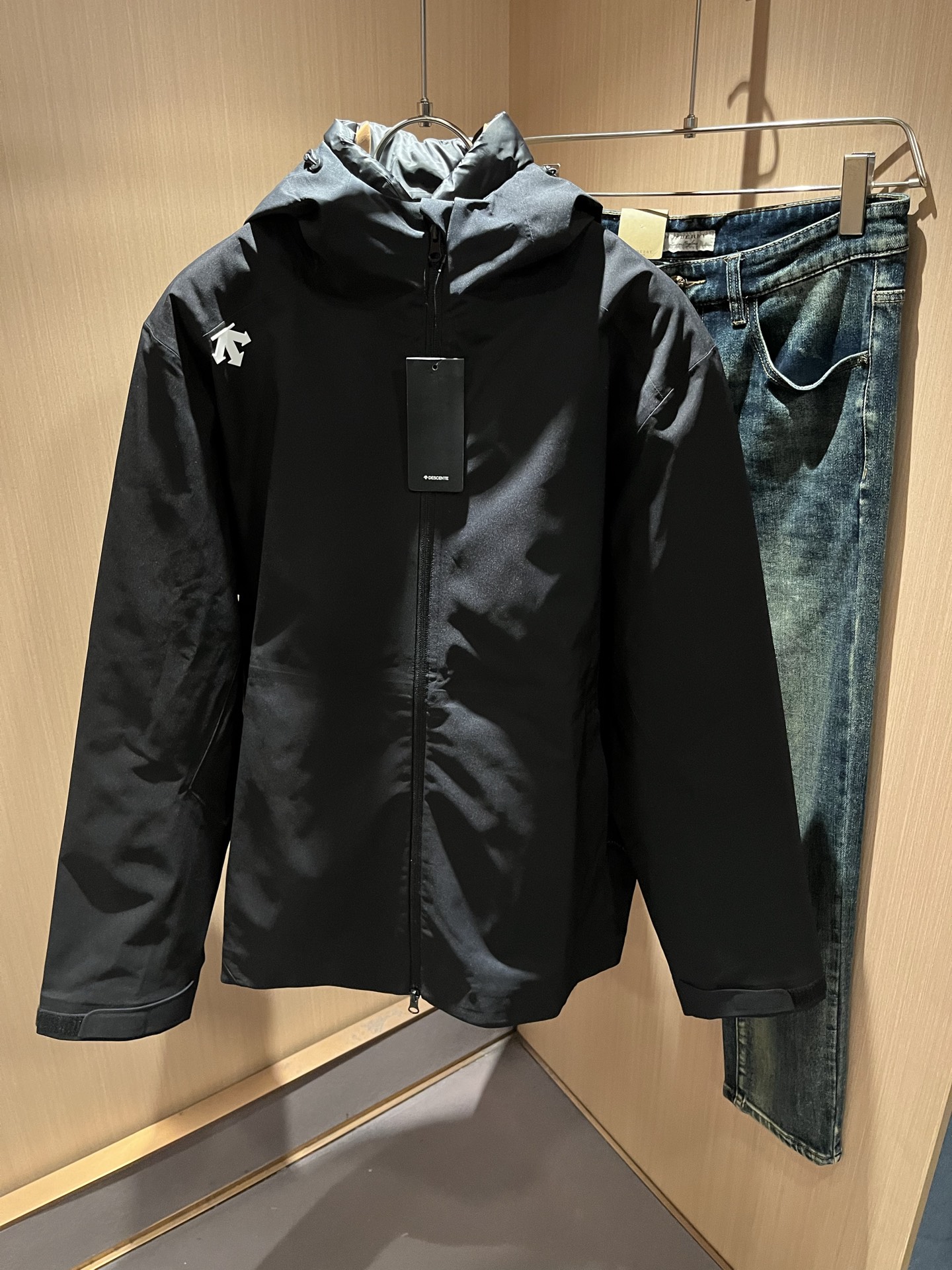 NO:625387,DESCENTE two-piece set!  2025 new autumn and winter men's and women's down jackets, a professional sports brand that has been proud since 1935. For more than 80 years, it has always adhered to the spirit of 'Design That Moves' to drive sports with design, integrating innovative technology with design aesthetics, and creating high-quality sports equipment in many professional fields such as skiing, golf, and triathlon!  The latest design elements of the brand!  In addition to its considerable attainments in style design, the most obvious or best thing is that it has deeper unique insights and attainments in fabrics. Through continuous structural research and problem solving, it is characterized by unique research on fabrics. These alone are enough to support it to become one of the leading new logo brand images in the clothing manufacturing industry. This model is made of quick-drying fabric!  Through precision workmanship, the hand feels smooth and soft, and it has both natural beauty and comfort. The large body shape is simple and clean, and the fabric shows a different hazy structural beauty. It is exclusively customized by opening a mold. The fabric tests the skills of the workers and can be smooth and compliant without wrinkles!  Logo pattern laminated design on the body!  The inner liner is designed with 95 white pressed velvet!  It really tests the handicrafts of each master!  It makes the whole thing clean and neat, without leaving a trace of thread. Nowadays, the neutrality that is pursued in life is also more refined in life!  Size M-3XL,,jackets & coats,jackets & coats,down jacket,alexander wang19860909迪桑特DESCENTE 两件套！2025秋冬新款男女同款羽绒夹克外套,自1935年荣耀至今的专业运动品牌.80余年来,始终坚持“Design That Moves” 以设计驱动运动的精神,将创新科技与设计美学相融合,在滑雪、高尔夫、铁人三项等多个专业领域,打造高品质的运动装备！品牌最新设计元素！除了在款式设计上颇有造诣之外,最明显或者说最为拿手的,应该就是在面料上的拥有更深独特见解跟造诣了.通过不断地结构研究和问题处理,在以面料独特研究为特征,仅凭这些就已经足以支撑其成为服装制造行业中,首屈可数的新标志品牌形象.此款采用速干面料材质！通过精工手感细滑柔软,同时兼具自然美感跟舒适度.大身上版型裁剪简洁干净,面料上显现出了不一样朦胧的结构性美感来.独家开模定制而成,面料及其考验工人的技术,能做到平整服帖又不起皱！衣身logo图案压胶设计！内胆95白压绒设计！真的是很考验每位师傅的手工制作！使得整体干净利索,不留一丝线头.现在对于生活有所追求的中性也在生活中更为精致！尺码M-3XL,,jackets & coats,jackets & coats,down jacket,alexander wang,Men's clothing