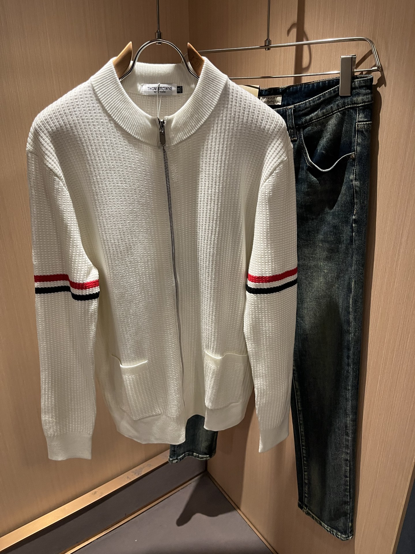 NO:625356,ThomBrow*e 2025 new autumn and winter new knitted wool cardigan for men and women, this year's new counter product, super soft wool fabric for men and women!  A fashionable and versatile model for the city, it is sure to be super popular this year. It is a must-have artifact for autumn and winter. It has a unique texture and a soft and smooth feel. It is not a product that can be compared with ordinary fabrics. Regular knitted wool fabric design, crocheted with classic iconic stripe design!  A rare model that can only be found. Very attractive design, liningless inseam binding technology, and very detailed. It is a model that requires a lot of attention to technology. Details determine the high-end. Minimalist design elements of the season, a must-have item for trendy men, perfect fit, highly recommended!  Size M-4XL,,alexander wang19860909ThomBrow*e汤姆*朗2025秋冬新款男女同款针织羊毛开衫,今年的专柜新品,男女同款超软羊毛面料！时尚都市百搭款,今年必定超火爆,秋冬必备神器,质感独特,手感柔嫩顺滑,不是一般面料所能对比的产品.常规的针织羊毛面料设计,钩织搭配经典标识性经典条纹设计！可遇不可求的款 非常极具魅力的设计,无里布内缝包边工艺,细节非常到位,要非常讲究技术的一款,细节决定高端.极简当季的设计元素,潮男必备单品,完美版型,强烈推荐！尺码M-4XL,,alexander wang,Men's clothing