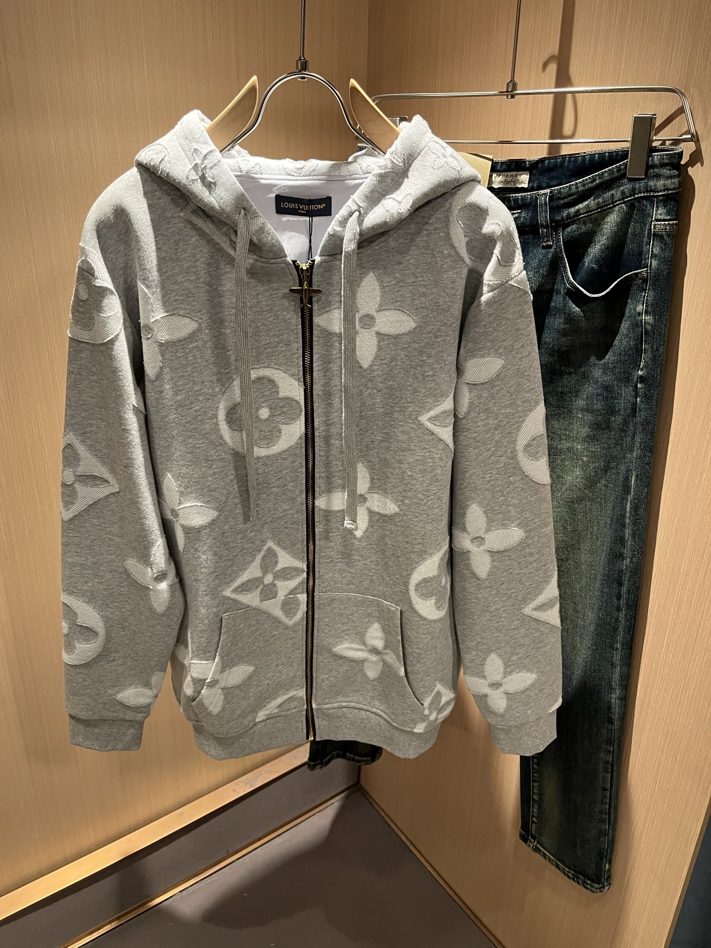 NO:625359,Louis Vuit*on Louis family 2025 autumn and winter new Monogram series!  Unisex sweatshirts for men and women!  The new high-end brand of the Louis family, the details and quality are always flawless, and the creative designs are endless. If you don’t buy a few pieces of Louis this autumn and winter, you can’t be considered a fashionista. The Monogram logo pattern on the body is designed with burnt flowers!  Interpreting the iconic elements of Louis, it is something that everyone loves. It is super soft and tough, and comes from world-class trade-level OEM channels. The quantity is extremely rare and sold out. The Monogram three-dimensional Logo presents an unusual texture, clean and neat. This is the Louis family's specialty and the latest craftsmanship of this season. The level of detail has reached the top, and the loose-cut design is a masterpiece. It is a fusion of luxury and fashion!  Size S-XL,,louis vuitton,louis vuitton,hoodie,sweatshirts,alexander wang19860909Louis Vuit*on 路易家族 2025秋冬新款Monogram系列！男女同款卫衣！路易家族的新高端,细节品质永远的那么完美无瑕,创意设计层出不穷.今年秋冬季节没有入手几件路易你算不上时尚达人.衣身Monogram 标识logo图案烧花设计！诠释路易的标志性元素,实属人见人爱的东西.超级柔软且具有韧性,来自世界级贸易级别的代工厂渠道,数量极其稀少售完无补.Monogram立体Logo呈现不一般的质感,干净俐落.这是路易家族的看家绝活也是本季度的最新工艺.细致化程度已经达到顶端了,宽松剪裁的版型设计堪称一绝.属于奢华与时尚的融合！尺码S-XL,,louis vuitton,louis vuitton,hoodie,sweatshirts,alexander wang,Men's clothing