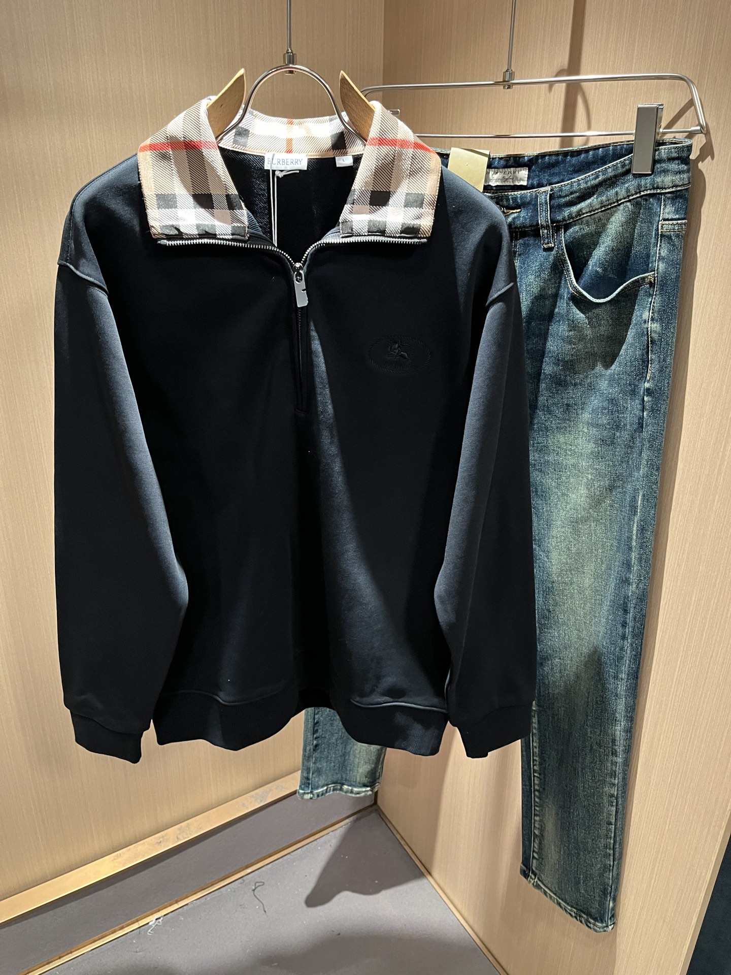 NO:625285,BURBER*Y 2025 autumn and winter new basic casual and versatile cotton sweatshirt for men and women, same style sweatshirt for men and women!  Trading company channels are rare and available on the official website simultaneously!  Logo embroidery design on the body!  With a refreshing and clean feeling!  This T-shirt is made of imported pure cotton materials supplied by customers. B’s materials are still impeccable. It is light, soft and delicate to the touch, skin-friendly and breathable, giving you the most comfortable wearing experience!  It blends perfectly with the fabric and has no gummy feel!  Basic and regular cut, perfect for daily casual wear, don’t rush to get it!  Size M-2XL,,burberry,hoodie,sweatshirts,tees,t-shirt,alexander wang19860909BURBER*Y巴*莉 2025秋冬新款男女同款基础休闲百搭棉质卫衣,男女同款卫衣！贸易公司渠道稀出,同步官网发售！衣身logo刺绣设计！带有一种清爽又干净的感觉！此款T恤衫甄选客供进口纯棉材质制作而成,B家的用料上依然是无法挑剔的,轻薄柔软细腻的手感,亲肤透气、给你最极致舒爽的穿着体验！与面料完美融合为一体,没有胶质感！基础常规的版型裁剪,日常休闲着穿的完美之选,还不赶紧入手！尺码M-2XL,,burberry,hoodie,sweatshirts,tees，t-shirt,alexander wang,Men's clothing