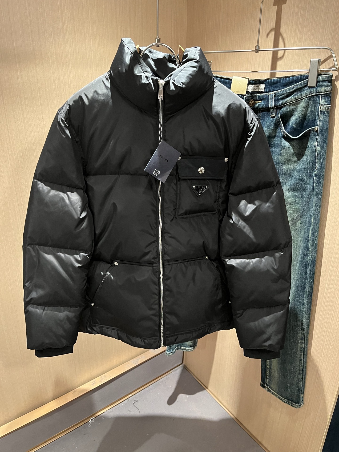 NO:625373,Prad*a 2025 Autumn and Winter Uniform Down Jacket Jacket for Men and Women, ready stock Prad* Down Fabric Jacket Waterproof Down Jacket Warm Jacket!  Prada has relaunched the classic Prada Linea Rossa into the market and created it as an iteratively updated technology series that responds to the core content of the 21st century ideology. Obviously this is the flagship of the P family's down series, suitable for the youthful spirit of men and women of all ages!  I won’t go into too many details. They are all top-notch accessories. This model of Prada has everything a top-grade down jacket or jacket should have, or in other words, it will only be better!  !  Windproof zipper opening and closing, logo badge decoration on the chest, the outer layer of the counter is made of coated polyester fiber. Leak-proof velvet is waterproof and windproof, it can be called a holy product!  Nanotechnology fabric with high electrical conductivity is beneficial to body temperature regulation!  The down liner is also waterproof nylon fabric, filled with 95 white duck down. Soft and comfortable, simple design suitable for any age group. Same style for men and women. Sizes: M-3XL,, prada, jackets & coats, jackets & coats, down jacket, alexander wang19860909Prad*a 普*达2025秋冬男女同款羽绒服夹克外套,现货 Prad* 羽绒面料夹克 防水羽绒服保暖外套！Prada将经典Prada Linea Rossa再次推出市场,打造为迭代更新的科技系列,回应21世纪意识形态的核心内容. 很显然这是P家羽绒系列的扛鼎之作,适合于一切年轮的男女情侣款青春精神！ 细节方面我就不多讲了,全是顶配,一件顶级羽绒服或者一件夹克该有的,此款Prada都占全了,或者说,只会更好！！ 防风拉链开合 胸前logo徽章装饰 ,柜台外层采用涂层聚酯纤维制成.防漏绒防水防风,可谓圣品！高导电能力的纳米技术织物,有利于体温调节！羽绒内胆也是防水尼龙面料,内填充95白鸭绒.软糯舒适,适宜任何年龄段的简单设计.男女同款.尺码:M-3XL,,prada,jackets & coats,jackets & coats,down jacket,alexander wang,Men's clothing