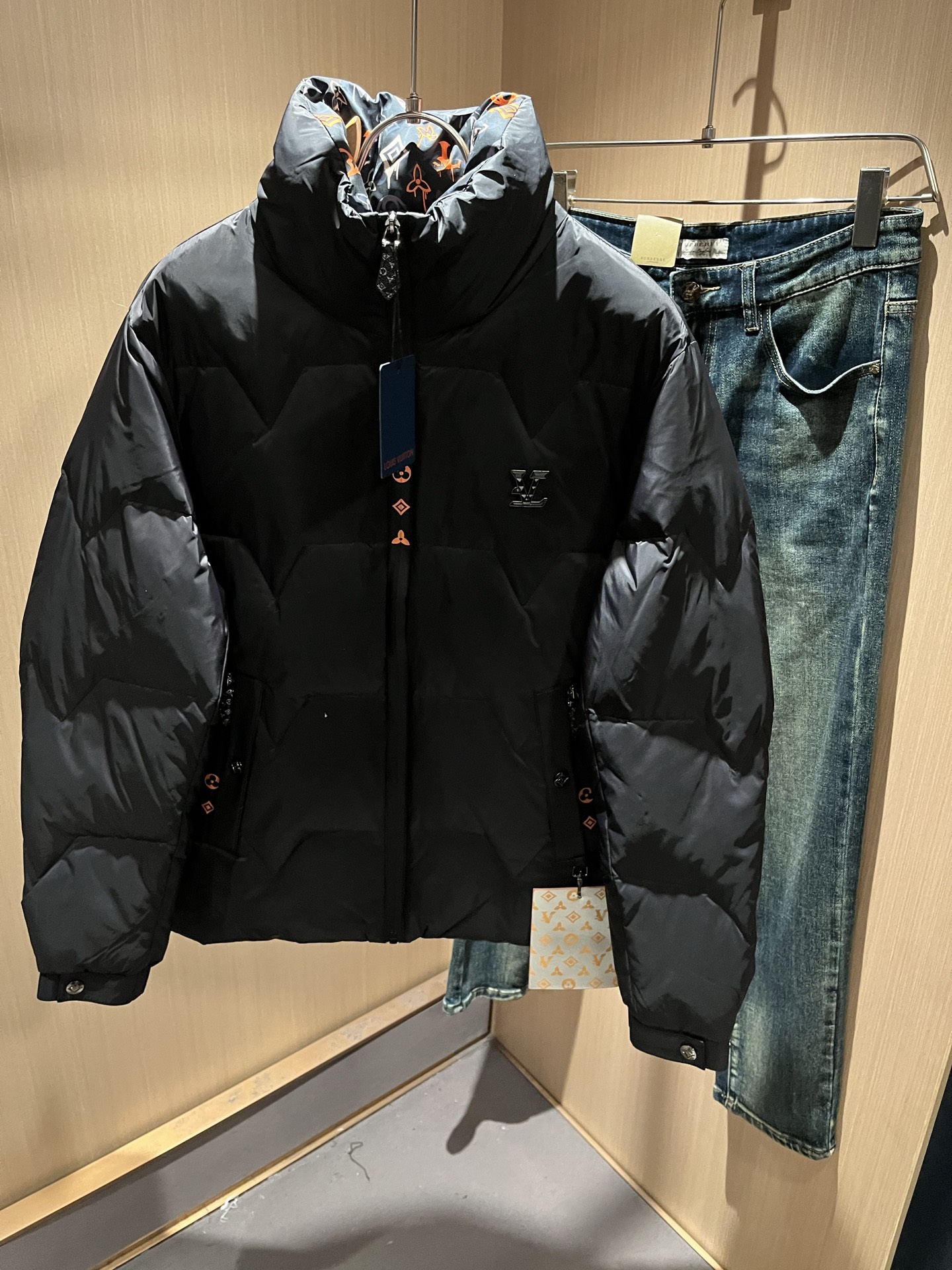 NO:625270,LouisVuitt*Louis*den's new autumn and winter latest down jackets, jackets and jackets for men and women!  Trading company channel, simultaneous sale on the official website for 21520RMB!  Down jackets are highly recommended at counters every autumn and winter. They are so rare that they are hard to come across. They are a hard-to-find luxury item!  This jacket is made of customized high-density nylon material. The fabric is excellent in terms of color matching and performance!  The thickness is moderate and the warmth retention performance is superior, no less than down!  One of the difficulties of this dress is the embroidery on the fabric. Various styles of presbyopia are made on the fabric. Because the four patterns are not simple geometric patterns and must be arranged correspondingly, the output is extremely low, which not only breaks the monotony of the body of the dress, but also highlights the brand value!  The lapel design fixed with snap buttons not only modifies the neck line, but also brings a smart and straightforward look!  The loose version covers the upper body and makes the body slimmer. It changes the traditional business sense of the brand and adds a trendy atmosphere. It is a masterpiece of the V family in autumn and winter. Hurry up and buy it!  Size M-3XL,,louis vuitton,louis vuitton,jackets & coats,jackets & coats,down jacket,alexander wang19860909LouisVuitt*路易*登 秋冬新品最新款羽绒外套,男女同款装夹克外套！贸易公司渠道,同步官网发售21520RMB！每年到秋冬季柜台都会热推的羽绒服,甚至到非常稀缺很难遇到,一件难求的高奢臻品！本款夹克选用客供定制高密度尼龙材质打造,面料无论是配色或是性能都相当出色！厚度适中,保暖性能优越,完全不亚于羽绒！此款衣服的难点之一就是面料上的绣花,多样式的老花,是在面料上做出来的,因为4个花型都不是简单的几何图案且要排列对应,所以产量极低既打破了衣身的单调,又凸出品牌价值感！通过按扣固定的翻领设计,修饰颈部线条的同时有带来了一件干练和率性感！宽松的版型,上身遮肉显瘦,且一改品牌传统的商务感,增添了一份潮流气息,V家秋冬季的杰作,抓紧抢购哦！尺码M-3XL,,louis vuitton,louis vuitton,jackets & coats,jackets & coats,down jacket,alexander wang,Men's clothing