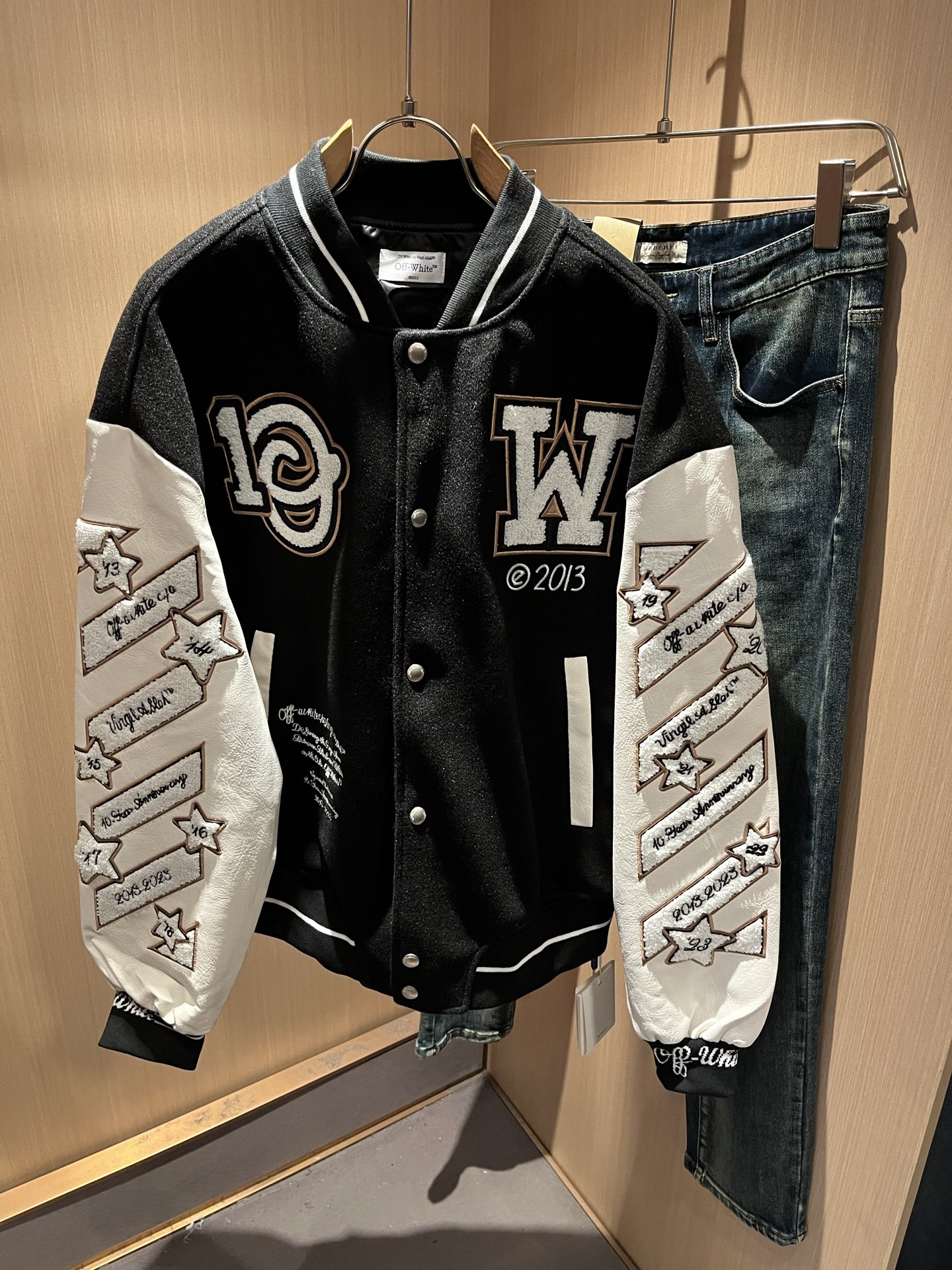 NO:625377,OFF WHITE 2025 new autumn and winter men's baseball uniform jacket, original order from Italy, a representative and standard product, a product worth buying for all fans!  Authentic Italian channel order, F high luxury popular product, a very hot item at the moment, with iconic logo embroidery decoration!  High-end goods worth keeping for yourself and giving away!  The family's most classic BUGS series style items are trendy and good-looking, full of trendy atmosphere, and extremely high-grade. It uses a very classic two-color combination, which gives people a strong visual impact and is highly recognizable. It is made of top-grade exclusive fabrics, feels soft, delicate and comfortable, and the appearance is quite high-end and classy!  It perfectly interprets the charm of the brand and leaves a deep impression on people. It is more fashionable and charming, and the upper body is simple, elegant and fashionable, and there is no pressure to wear it!  Wear it alone or paired with it, it’s a beautiful sight that can’t be ignored!  Sizes S-XL,,off white,jackets & coats,jackets & coats,alexander wang19860909OFF WHITE 2025秋冬新款男士棒球服夹克外套,意大利原厂订单,代表性十足,规格感十足的精品,所有粉丝都值得抢购的精品！纯正意代渠道订单,F高奢人气爆款产物,当下十分火爆的单品,标志性标识logo刺绣修饰！值得自留和送人的高端货！家族最为经典的BUGS系列款式单品,新潮又好看,潮流气息感十足,档次规格感极高,并且采用十分经典的双色搭配,给人的视觉冲击感相当强烈,有着极高的辨识度,顶级专属面料,打造,触感柔软细腻舒适,品相相当高级有档次！完美诠释品牌魅力,给人留下深刻印象.更具时尚与韵味,上身简约大方时尚,对于穿搭更是毫无压力！单穿内搭都极有味道,不可忽视的靓丽风景线！ 尺码S-XL,,off white,jackets & coats,jackets & coats,alexander wang,Men's clothing