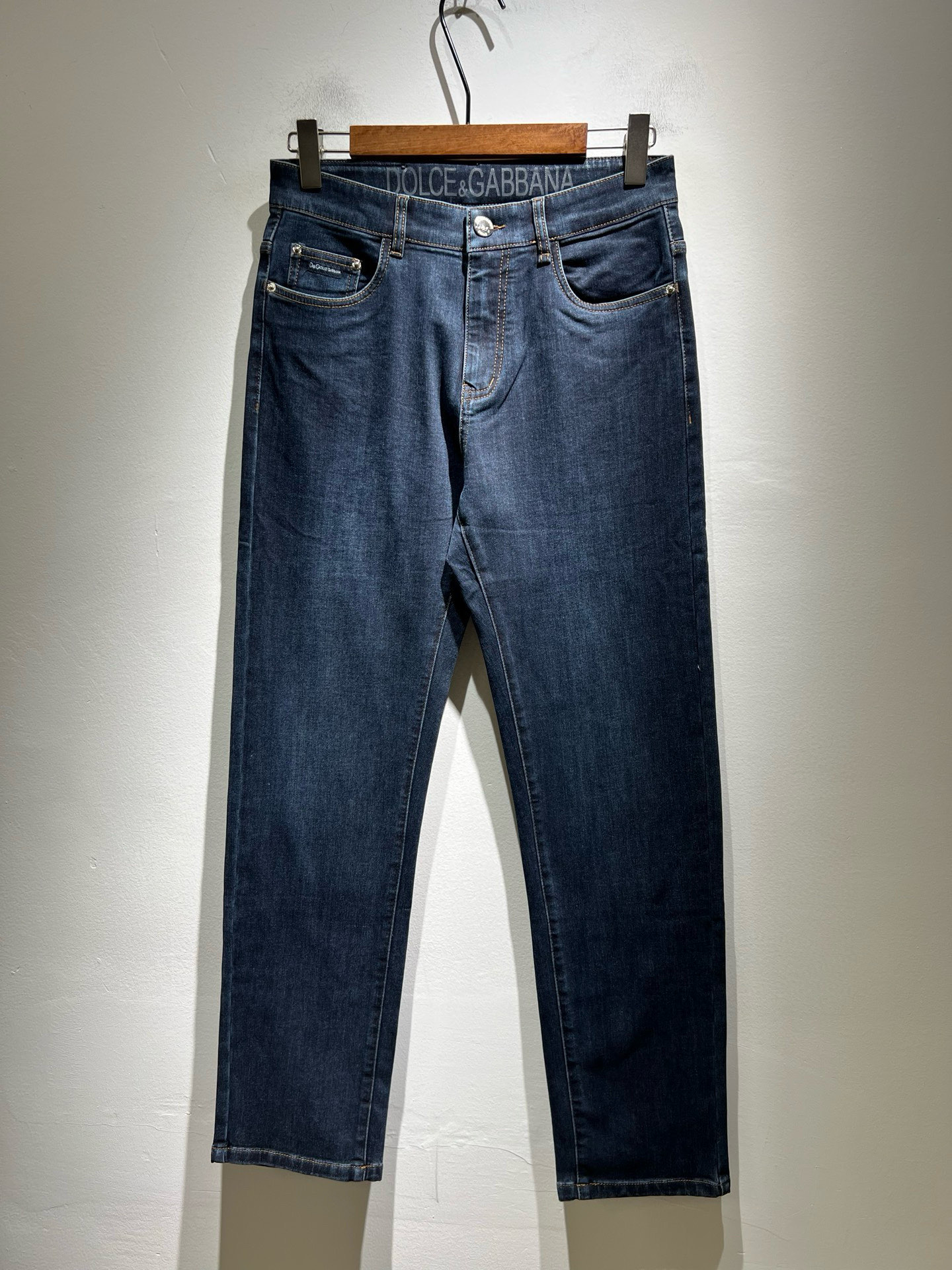 NO:629075,Dolce & Dolce&GABB*NA 2025 new autumn and winter jeans, washed naturally, not easy to deform and fade, three-dimensional tailoring, perfect shaping fabric, comfortable, soft and casual to match, comfort represents its interpretation of fashion and leisure, DG's consistent style, details reflect the brand's pursuit of quality, a bit of a hedonist, pays great attention to details, likes everything that is not formulaic, pursues freedom Dolce & Gabbana (DOLCE&GABB*NA)  His style is very unique. At the beginning of his business, he insisted on making his own plates and designing logos and waistband designs!  It was quite unique for the fashion world that was very particular about ostentation at that time. Sizes 29-40, Dolce&Gabbana, Dolce&Gabbana, jeans, alexander wang19860909Dolce & 杜嘉*纳 2025秋冬新品牛仔裤,水洗处理自然不易变形脱色、立体剪裁完美塑形面料质舒适柔软随意搭配、舒适代表它对时尚休闲的诠释是DG一贯作风细节处体现这个品牌对品质的追求,带点享乐主义者的味道,非常注重细节,喜欢一切非公式化的东西,追求自由杜嘉班纳 (DOLCE&GABB*NA) 的作风非常独特,创业之初坚持自己制版、设计标识logo腰牌设计！对于当时讲究排场的时装界,是相当独树一格的.尺码29-40,,Dolce&Gabbana,Dolce&Gabbana,jeans,alexander wang,Men's clothing