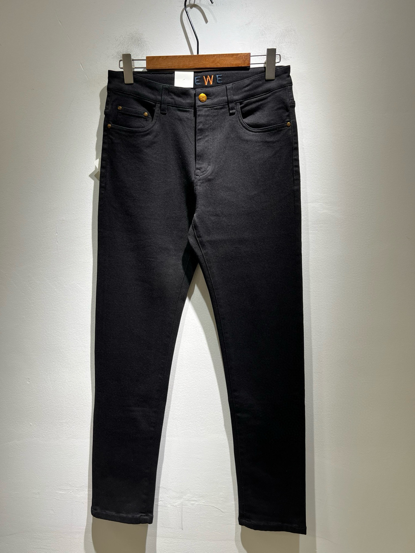 NO:629083,LO*WE/Luo*wei 2025 new autumn and winter men's fashion high-end casual pants, Hong Kong foreign company channel goods, produced by Japanese original factory, pure blood quality, perfect continuation of the essence and genes of the LOE* family, from the main fabric to the detailed craftsmanship, all demonstrate the ingenuity of quality, use multiple brand elements to interpret, select precious cowhide material to construct the logo waist brand leather design!  A soulful expression of identity!  We provide customers with high-grade imported pure cotton fabrics, very high-end and fashionable detailed craftsmanship, and the red ear cloth is made by a specific antique loom. This element represents the identity and rank of the jeans, which is worth savoring!  It is invincible in terms of matching, interpreting the versatility in place, paying attention to the details, all the accessories are supplied by foreign merchants, the tailoring is fit and slim, and the upper body butt lifting effect is excellent. It is a styling item that can only be found but not sought after!  Size 30 -40,,loewe,jeans,cowhide,alexander wang19860909LO*WE/罗*威2025秋冬新品男士时装款高端休闲裤,香港洋行渠道货,日本原厂出品,纯血统品质,完美延续了LOE*家的精髓与基因,从主体面料到细节工艺,无不彰显出品质的匠心所在,运用多个品牌元素标识来诠释,选取矜贵的牛皮材质构建logo腰牌皮革设计！属于灵魂式的身份彰显！客供高级进口的纯棉面料,非常高级且时髦的细节工艺,赤耳布是由特定古董织布机完成,此元素代表着牛仔裤的身份及段位,非常值得细品悦人！在搭配上所向无敌,把百搭阐释到位,细节匠心考究,辅料皆为外商客供,剪裁合体修身,上身提臀效果绝佳,可遇而不可求的造型单品！尺码30 -40,,loewe,jeans,cowhide,alexander wang,Men's clothing