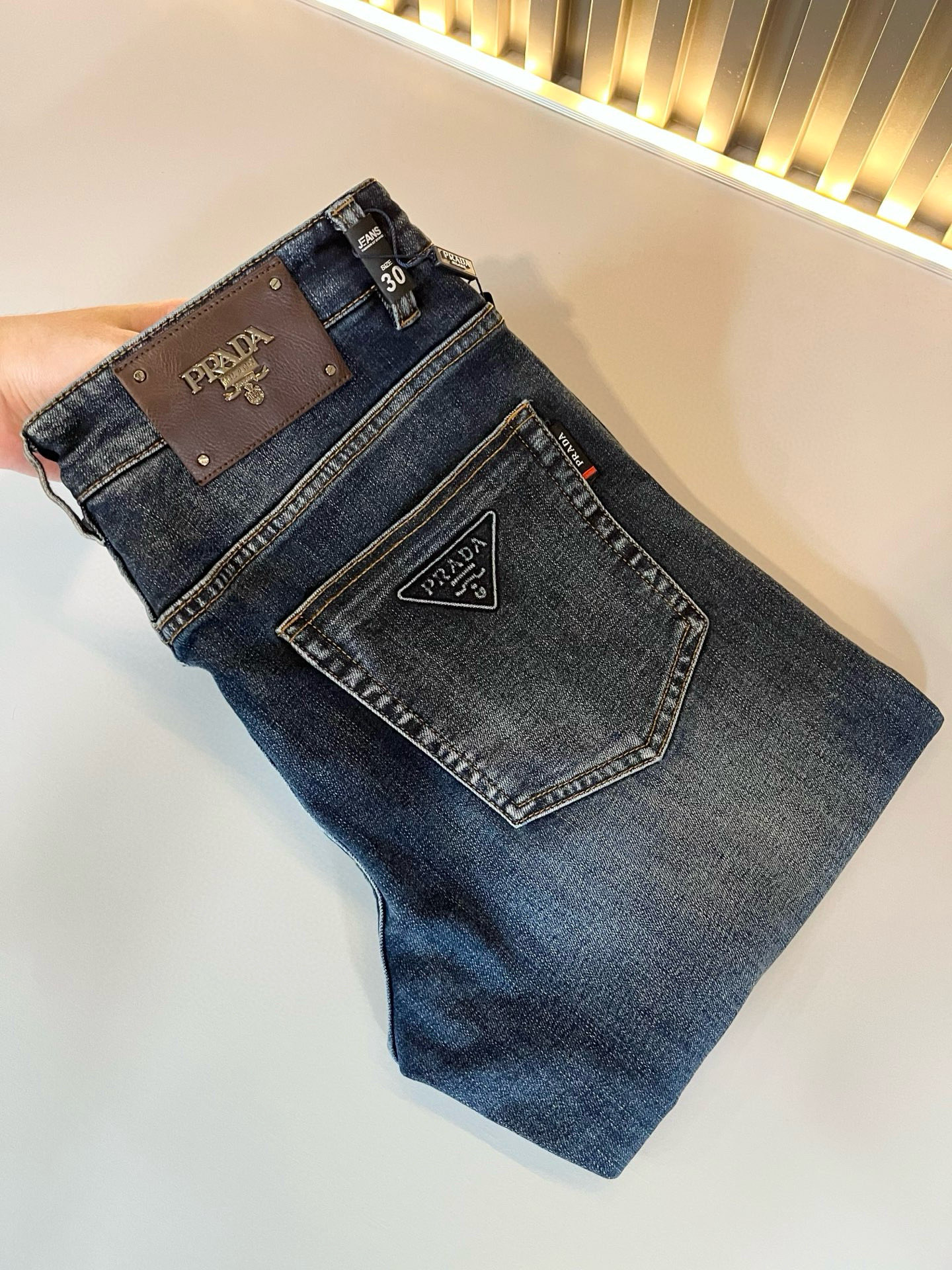 NO:628983,PRA*DA Prada 2025 autumn and winter new products are on sale!  High-end denim is versatile and pragmatic without being sensational!  Limited edition for Hong Kong, Macao and Taiwan!  !  Three-dimensional cutting pure cotton material!  Undertaken by a Taiwanese foreign trade company, the exquisite and delicate materials seem to be Prada’s patented high-quality customized original hardware logo design!  Not only the materials, colors and styles are carefully crafted, but the life philosophy behind the design coincides with the dual mentality of modern people pursuing practicality and fashionable beauty. It achieves a perfect balance between function and aesthetics. It is not only a display of fashion trends, but also the ultimate in modern aesthetics.19860909PRA*DA 普拉达 2025秋冬新品发售！牛仔高级百搭实用主义不哗众取宠！港澳台地区限定款！！立体裁剪纯棉材质！台湾外贸公司承接、材质精致细腻似乎是普拉达专利品质上乘 定制原版五金logo设计！不仅在材料、颜色与款式工夫,设计背后的生活哲学正巧契合现代人追求切身实用与流行美观的双重心态,在机能与美学之间取得完美平衡,不但是时尚潮流的展现,更是现代美学的极致.P的视野并没有局限时尚品牌核心价值中不可或缺的组成部分、的另一种选择替代风格成熟、尺码29-40,,prada,prada,alexander wang,Men's clothing