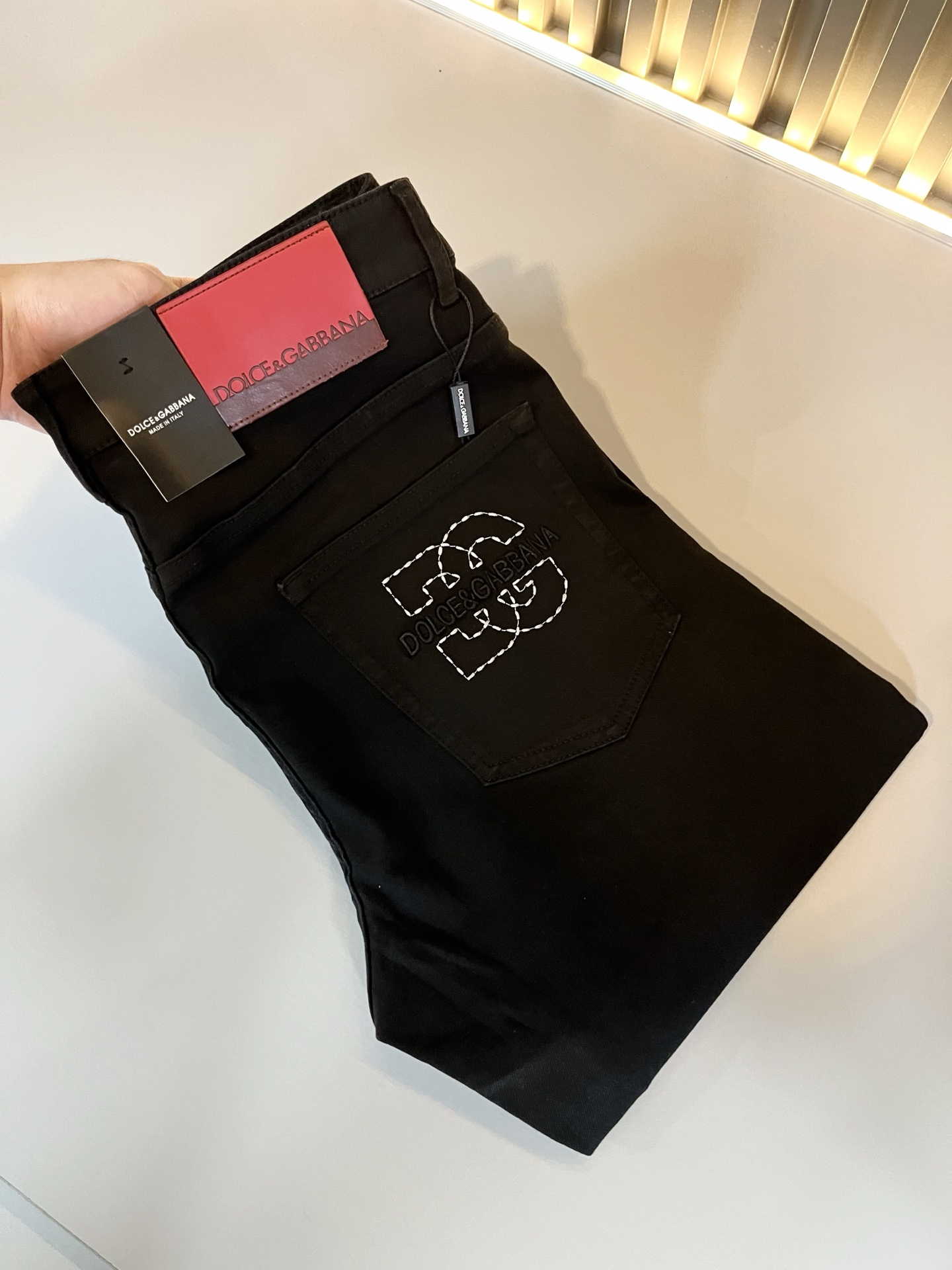 NO:628971,Dolce & Dolce&GABB*NA 2025 new autumn and winter jeans, washed naturally, not easy to deform and fade, three-dimensional tailoring, perfect shaping fabric, comfortable, soft and casual to match, comfort represents its interpretation of fashion and leisure, DG's consistent style, details reflect the brand's pursuit of quality, a bit of a hedonist, pays great attention to details, likes everything that is not formulaic, pursues freedom Dolce & Gabbana (DOLCE&GABB*NA)  His style is very unique. At the beginning of his business, he insisted on making his own plates and designing logos and waistband designs!  It was quite unique for the fashion world that was very particular about ostentation at that time. Sizes 29-40, Dolce&Gabbana, Dolce&Gabbana, jeans, alexander wang19860909Dolce & 杜嘉*纳 2025秋冬新品牛仔裤,水洗处理自然不易变形脱色、立体剪裁完美塑形面料质舒适柔软随意搭配、舒适代表它对时尚休闲的诠释是DG一贯作风细节处体现这个品牌对品质的追求,带点享乐主义者的味道,非常注重细节,喜欢一切非公式化的东西,追求自由杜嘉班纳 (DOLCE&GABB*NA) 的作风非常独特,创业之初坚持自己制版、设计标识logo腰牌设计！对于当时讲究排场的时装界,是相当独树一格的.尺码29-40,,Dolce&Gabbana,Dolce&Gabbana,jeans,alexander wang,Men's clothing