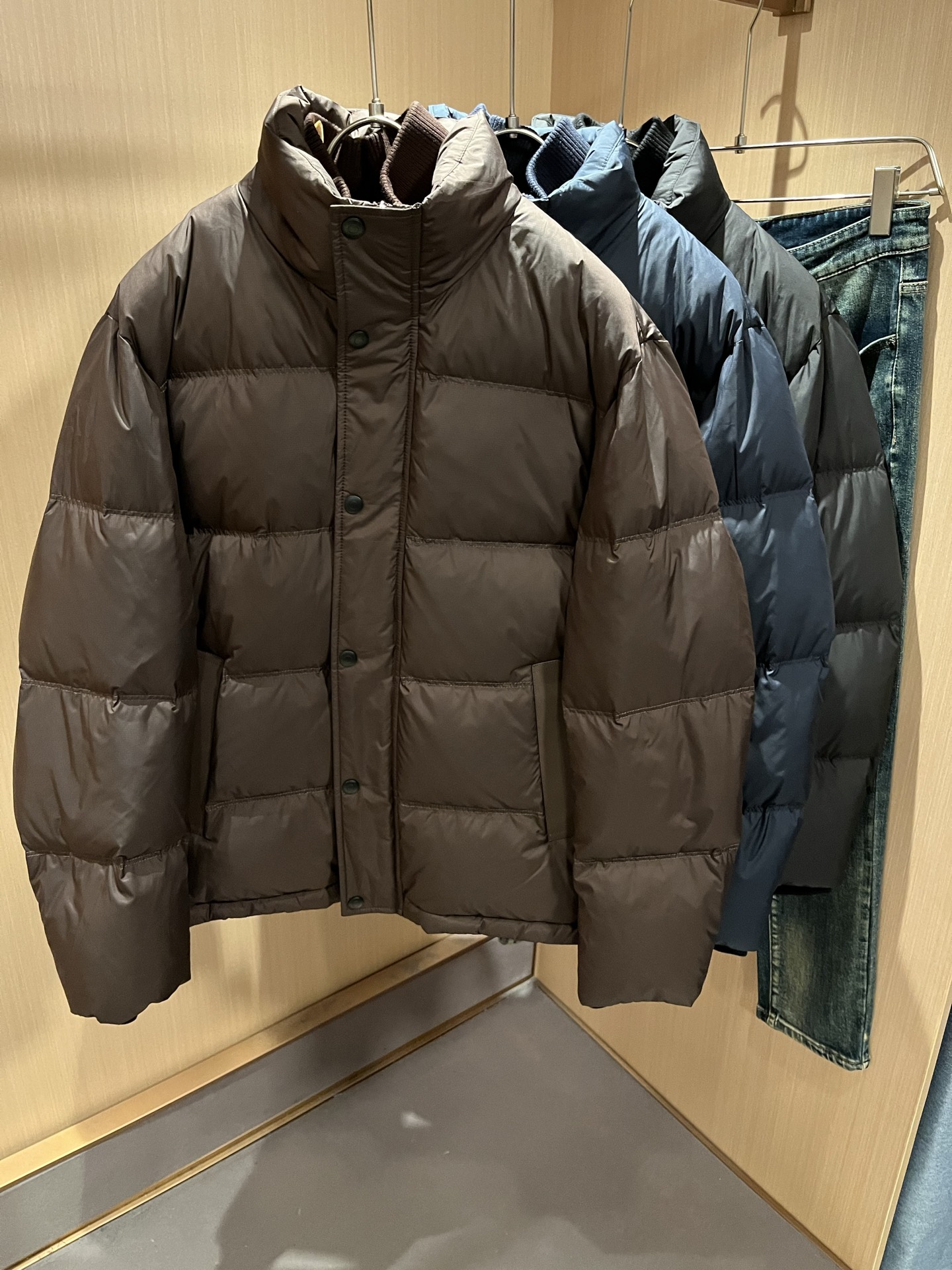 NO:628994,Loro Piana's 2025 autumn and winter new men's and women's down jackets are rarely available through trading company channels and will be sold simultaneously on the official website!  The autumn and winter series of couple's down are online. This down is made of imported 95 white duck down!  It is soft and dense, breathable and comfortable to wear next to the skin. The color is beautiful, eye-catching and fashionable. The unique pattern will definitely make you stand out in the crowd!  Casual cut design!  The upper body effect is age-reducing and versatile, making it easy to wear in daily casual wear, and can be easily worn by both men and women!  Size M-3XL,,loro piana,jackets & coats,down jacket,alexander wang19860909Loro Piana诺悠翩雅 2025秋冬新款男女同款 羽绒服外套,贸易公司渠道稀出,同步官网发售！秋冬系列情侣羽绒上线,此款羽绒甄选客供进口95白鸭绒材质！柔软绵密,贴身穿着透气亲肤舒适,色彩靓丽、吸睛时髦度爆棚,与众不同的图案绝对可以让你在人群中出彩万分！休闲版型裁剪设计！上身效果减龄又百搭,轻松Get起日常休闲穿搭,男女皆可轻松驾驭！尺码M-3XL,,loro piana,jackets & coats,down jacket,alexander wang,Men's clothing