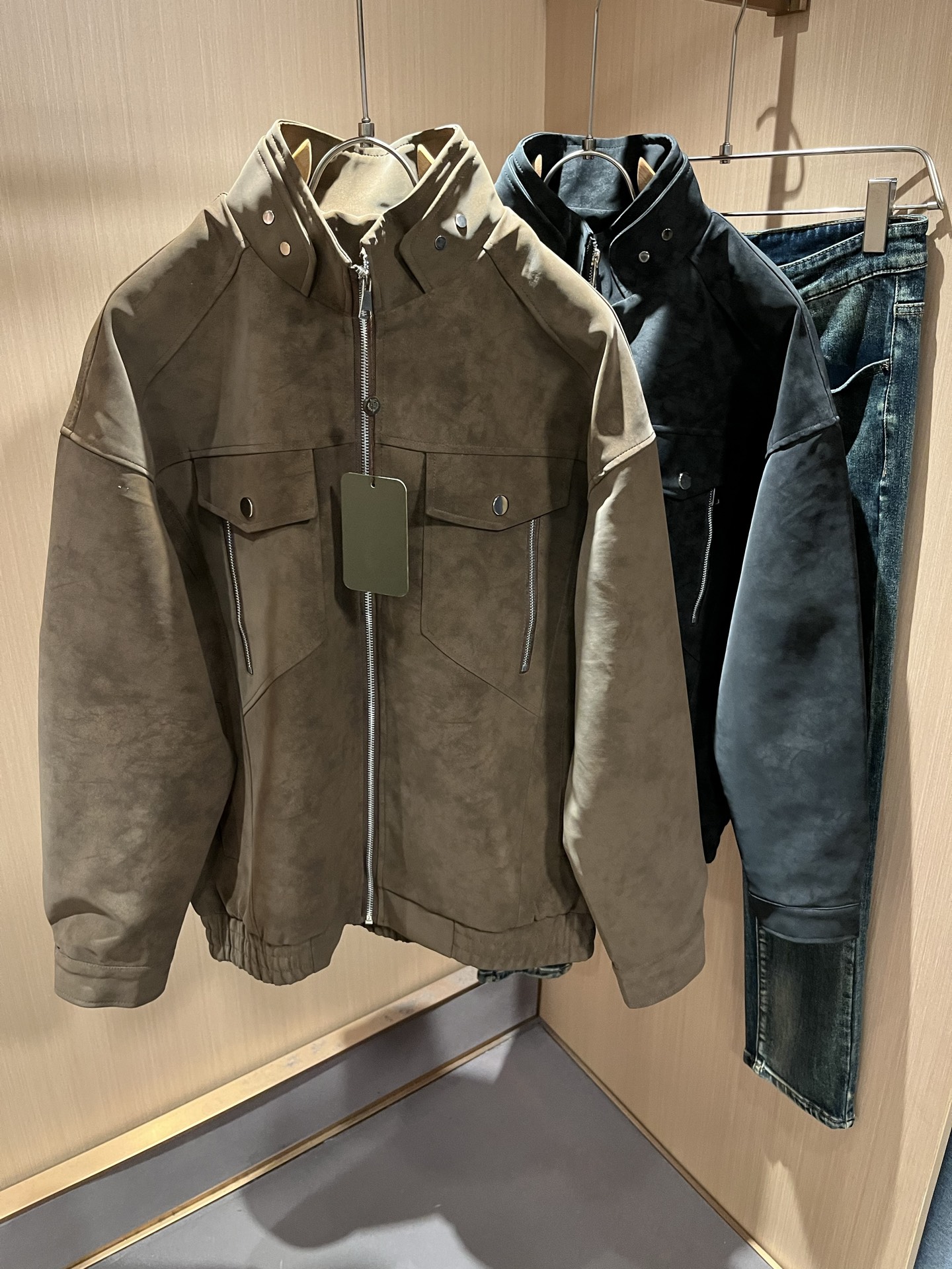 NO:625391,Loro Piana 2025 autumn and winter new men's casual jackets, orders from foreign trade companies!  Made of customer-washable leather, one of the classic proprietary fabrics!  The texture is light, soft and delicate to the touch, but the shape is straight and stylish!  It adopts a multi-layer structure and is windproof. The pockets are decorated with details, which is the ultimate luxury... Perfect interpretation of high-quality appearance. Customized original hardware is provided!  Size M-3XL,,loro piana,jackets & coats,jackets & coats,alexander wang19860909Loro Piana诺悠翩雅 2025秋冬新品男士休闲夹克外套,外贸公司订单！客供洗水皮材质,经典的专有织物之一！ 质地轻盈、触感又柔软细腻、但型态又笔挺有型！ 采用多层结构、具备防风性能. 口袋饰有细节、奢华极致… 完美演绎高品质品相.客供定制原版五金！尺码M-3XL,,loro piana,jackets & coats,jackets & coats,alexander wang,Men's clothing