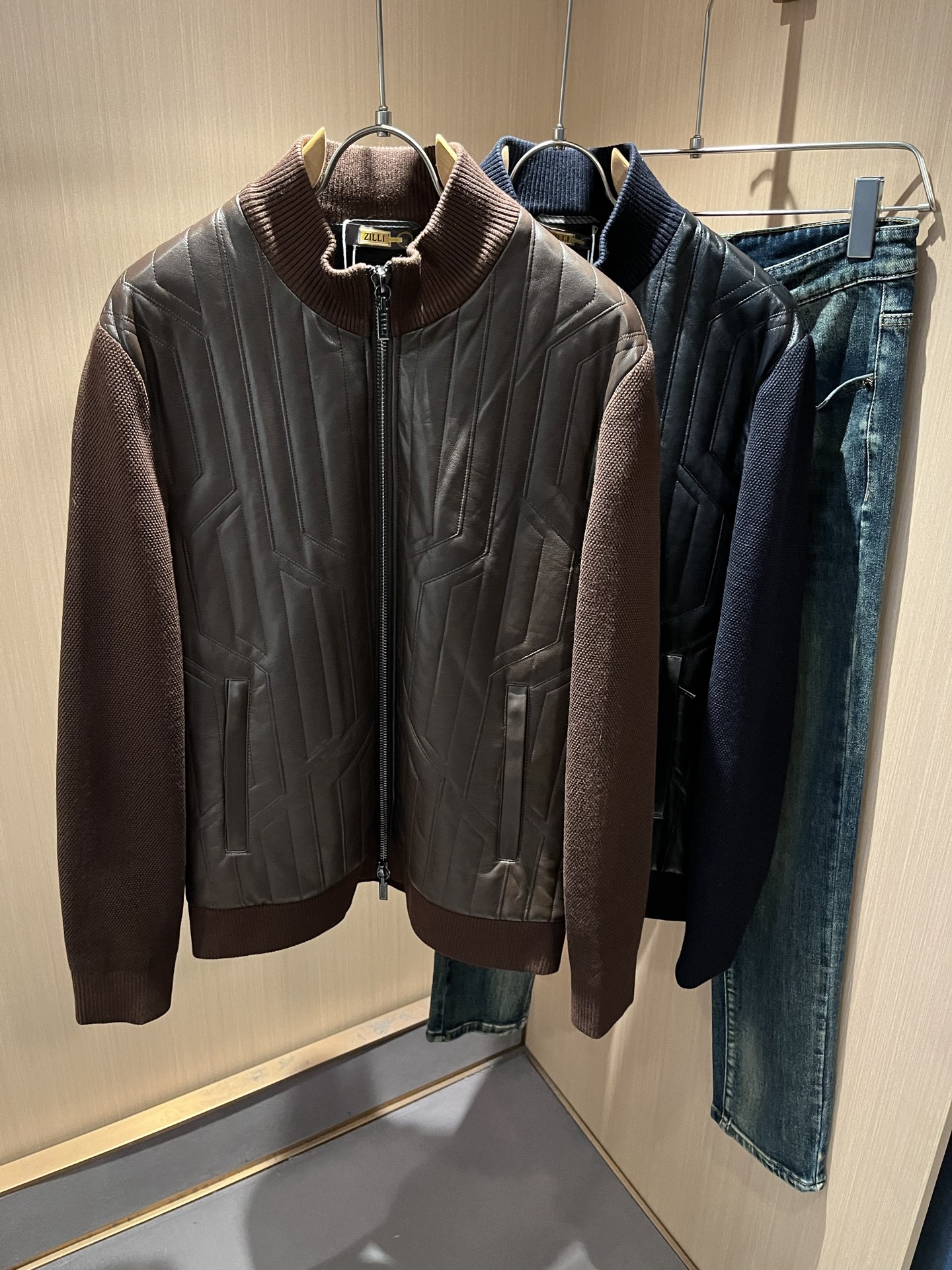 NO:625395,ZILLI 2025 new autumn and winter men's jackets, the latest trade orders, complete products!  !  Internet celebrity model!  Designed with logo hardware pattern!  The upper body is comfortable and breathable, not stiff, and has a rich three-dimensional feel overall. It is a quality export order and is customized with exclusive knitted fabric tailoring to meet the simple needs of commuters. The upper body effect is very good, slimming, and not picky about the figure. The fabric workmanship... is impeccable. Only good craftsmanship and good fabrics can make you wear a good taste. It is a must-have item for everyone!  Simple but not simple, simple lines outline an elegant figure, whether it is a business occasion or leisure time, it can show your taste and style. It shows a unique artistic sense. It is also a comfortable and practical summer item, suitable for people of different ages and genders. Size M-3XL,,jackets & coats,jackets & coats,alexander wang19860909ZILLI 2025秋冬新款男士夹克外套,最新的贸易订单全品相！！网红款！采用logo五金图案设计！上身舒适透气,不僵硬,整体有着丰富的立体感,品质出口订单,定制专属针织面料剪裁,满足通勤人们对于着装的简约需求,上身效果很好,显瘦,不挑剔身材.面料做工....无可挑剔,好工艺好面料才能穿出好品味一款,人手必备单品！简约而不简单,简约的线条勾勒出优雅的身形,无论是商务场合还是休闲时光,都能展现出你的品味与格调.展现出独特的艺术感.也是一款、舒适且实用的夏季单品,适合不同年龄段和性别的人群穿着. 码数M-3XL,,jackets & coats,jackets & coats,alexander wang,Men's clothing