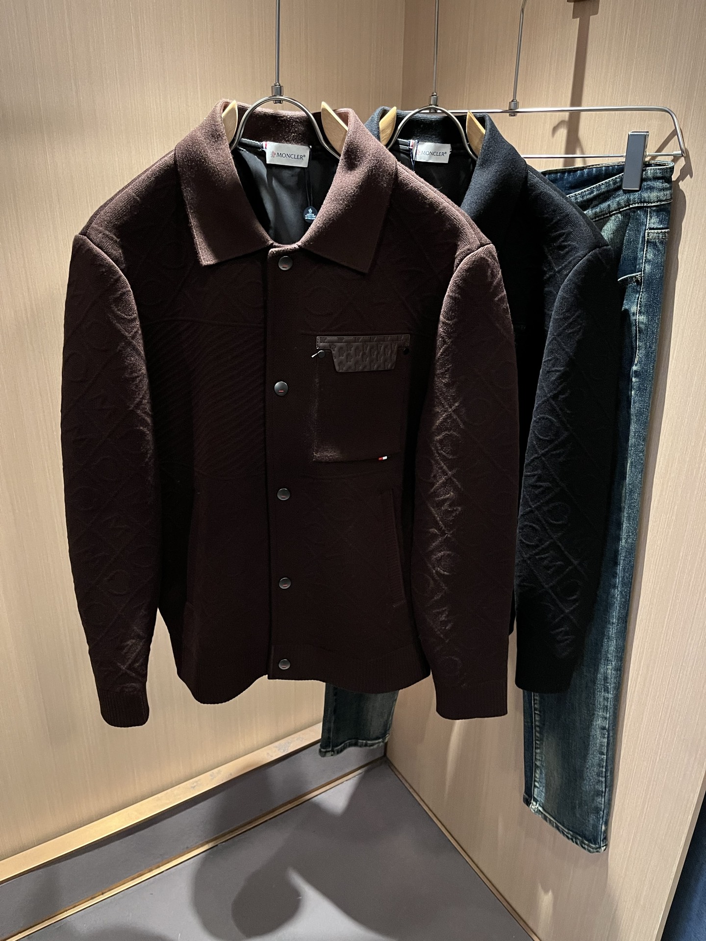 NO:625400,Monc*ler hooded 2025 autumn and winter classic knitted jacket, urban fashion and casual style!  Super soft fabric, handsome and popular jacket. Fashionable urban versatile style, quick-drying, quick dehydration and drying after washing, breathable and fashionable upper body, light luster, unique texture, soft and smooth feel, excellent details. It is not a product that can be compared with ordinary fabrics. Conventional hooded design, decorated with classic hooded crochet pattern design!  , a very attractive design, the hem and cuffs are elasticated, the inseam is wrapped, and the original logo hardware and accessories are customized!  The details are in place. It gives outdoor users a full experience and perfect protection, bringing us closer to the challenges of nature!  Minimalist design elements of the season, a must-have item for trendy men, perfect slim fit, highly recommended!  Size M-3XL,,Moncler,jackets & coats,jackets & coats,hats,alexander wang19860909Monc*ler蒙*口 2025秋冬经典针织夹克外套,都市时尚休闲款！面料超软面料帅酷爆款夹克外套.时尚都市百搭款款,速干衣,水洗后快速脱水干爽,上身透气而且时尚靓丽,淡淡光泽,质感独特,手感柔嫩顺滑,细节出色 不是一般面料所能对比的产品.常规的连帽设计,饰经典蒙口钩织图案设计！,非常极具魅力的设计,下摆及袖口钧为松紧束口 内缝包边工艺,定制原版logo五金辅料设计！细节非常到位.给户外使用者充分的体验和完善的保护,让我们更接近大自然的挑战！极简当季的设计元素,潮男必备单品,完美修身版型,强烈推荐！尺码M-3XL,,Moncler,jackets & coats,jackets & coats,hats,alexander wang,Men's clothing