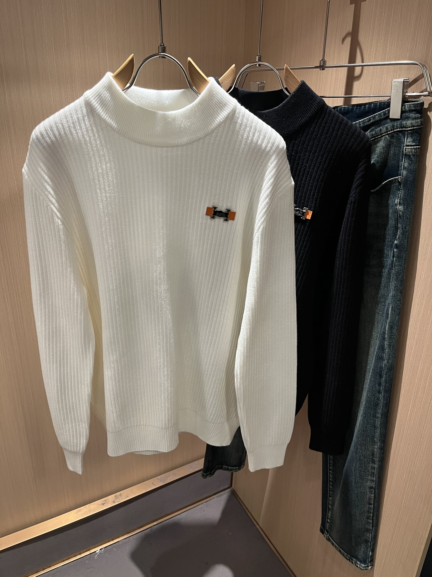 NO:625365,Her*mes 2025 autumn and winter new men's knitted woolen sweater, a brand new and upgraded versatile basic style, low-key luxury, the choice of quality!  It is made of high-quality wool and has strong vertical performance. It has a strong artistic sense and H logo leather craft design. The craftsmanship is meticulous and highly recognizable, showing a new brand micro-label culture!  Classic and perfect design, precise cutting. Simple and elegant style, but also able to show fashionable charm in daily leisure life. Size M-3XL,, alexander wang19860909Her*mes爱*仕2025秋冬新款男士针织羊毛衫,全新升级百搭基础款,低调奢华,品格之选！甄选优质精选优质羊毛打造而成,有着超强的垂直性能 艺术感极强H标志logo皮革工艺设计,工艺细致,辨识度极高,展现全新品牌微标文化！经典完美版型设计,在裁剪上精准到位.简约大气风格,又能在日常休闲生活中展现时尚魅力.尺码M-3XL,,alexander wang,Men's clothing