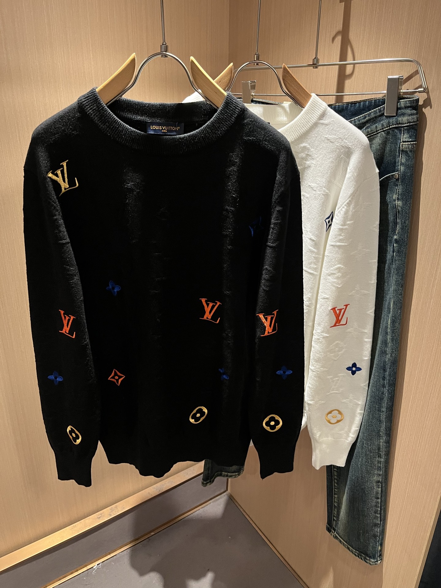 NO:625362,Louis Vuit*on 2025 autumn and winter Louis family light luxury knitted woolen sweater!  Same decoration for men and women!  The new high-end of the Louis family, the details and quality are always so perfect, and the creative designs are endless. You are not a fashionista if you don’t buy a few pieces of Louis this autumn and winter. The logo pattern on the chest is crocheted!  It is something that everyone loves. Made of top-quality wool blend, it is super soft and tough, and has excellent breathability. It comes from world-class trading OEM channels, and the quantity is extremely rare and sold out. It is a presbyopic item that is released every year by 'Donkey Brand'.  The body logo presents an unusual texture, clean and neat. This is the Louis family's unique skill and the latest craftsmanship of this season. The level of detail has reached the top, and the slim and three-dimensional tailoring is a unique design. It is a fusion of luxury and fashion!  Size M-3XL,,louis vuitton,louis vuitton,louis vuitton,alexander wang19860909Louis Vuit*on 2025秋冬路易家族轻奢针织羊毛衫！男女同款装饰！ 路易家族的新高端,细节品质永远的那么完美无瑕,创意设计层出不穷.今年秋冬季节没有入手几件路易你算不上时尚达人.胸前logo图案钩织设计！实属人见人爱的东西.顶级羊毛混纺打造,超级柔软且具有韧性,透气感也是绝佳.来自世界级贸易级别的代工厂渠道,数量极其稀少售完无补.“驴牌”每年都会出的老花单品,立体Logo呈现不一般的质感,干净俐落.这是路易家族的看家绝活也是本季度的最新工艺.细致化程度已经达到顶端了,修身立体剪裁的版型设计堪称一绝.属于奢华与时尚的融合！尺码M-3XL,,louis vuitton,louis vuitton,louis vuitton,alexander wang,Men's clothing