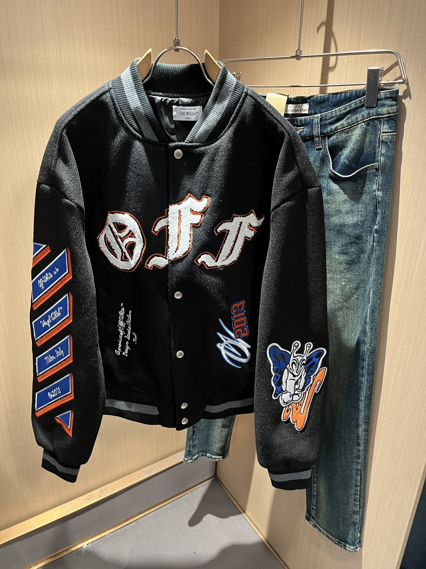 NO:629000,OFF WHITE 2025 new autumn and winter men's baseball uniform jacket, original order from Italy, a representative and standard product, a product worth buying for all fans!  Authentic Italian channel order, F high luxury popular product, a very hot item at the moment, with iconic logo embroidery decoration!  High-end goods worth keeping for yourself and giving away!  The family's most classic BUGS series style items are trendy and good-looking, full of trendy atmosphere, and extremely high-grade. It uses a very classic two-color combination, which gives people a strong visual impact and is highly recognizable. It is made of top-grade exclusive fabrics, feels soft, delicate and comfortable, and the appearance is quite high-end and classy!  It perfectly interprets the charm of the brand and leaves a deep impression on people. It is more fashionable and charming, and the upper body is simple, elegant and fashionable, and there is no pressure to wear it!  Wear it alone or paired with it, it’s a beautiful sight that can’t be ignored!  Sizes S-XL,,off white,jackets & coats,jackets & coats,alexander wang19860909OFF WHITE 2025秋冬新款男士棒球服夹克外套,意大利原厂订单,代表性十足,规格感十足的精品,所有粉丝都值得抢购的精品！纯正意代渠道订单,F高奢人气爆款产物,当下十分火爆的单品,标志性标识logo刺绣修饰！值得自留和送人的高端货！家族最为经典的BUGS系列款式单品,新潮又好看,潮流气息感十足,档次规格感极高,并且采用十分经典的双色搭配,给人的视觉冲击感相当强烈,有着极高的辨识度,顶级专属面料,打造,触感柔软细腻舒适,品相相当高级有档次！完美诠释品牌魅力,给人留下深刻印象.更具时尚与韵味,上身简约大方时尚,对于穿搭更是毫无压力！单穿内搭都极有味道,不可忽视的靓丽风景线！ 尺码S-XL,,off white,jackets & coats,jackets & coats,alexander wang,Men's clothing