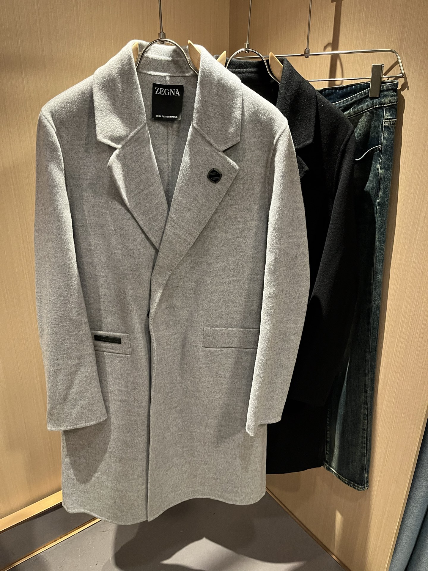 NO:628951,Ermenegildo Zeg*a 2025 new autumn and winter men's woolen coat jacket, foreign trade company order!  Wool material supplied by customer, chest hardware logo design!  It is one of Zegna’s classic proprietary fabrics!  It feels soft and delicate, but the shape is straight and stylish!  It adopts a multi-layer structure and is windproof. The pockets are decorated with details, which is the ultimate luxury... Perfect interpretation of high-quality appearance. Customized original hardware is provided!  Size M-3XL,,zegna,jackets & coats,jackets & coats,alexander wang19860909Ermenegildo Zeg*a杰*亚 2025秋冬新款男士羊毛呢大衣夹克外套,外贸公司订单！客供羊毛呢材质,胸前五金logo设计！是杰尼亚经典的专有织物之一！ 触感又柔软细腻、但型态又笔挺有型！ 采用多层结构、具备防风性能. 口袋饰有细节、奢华极致… 完美演绎高品质品相.客供定制原版五金！尺码M-3XL,,zegna,jackets & coats,jackets & coats,alexander wang,Men's clothing