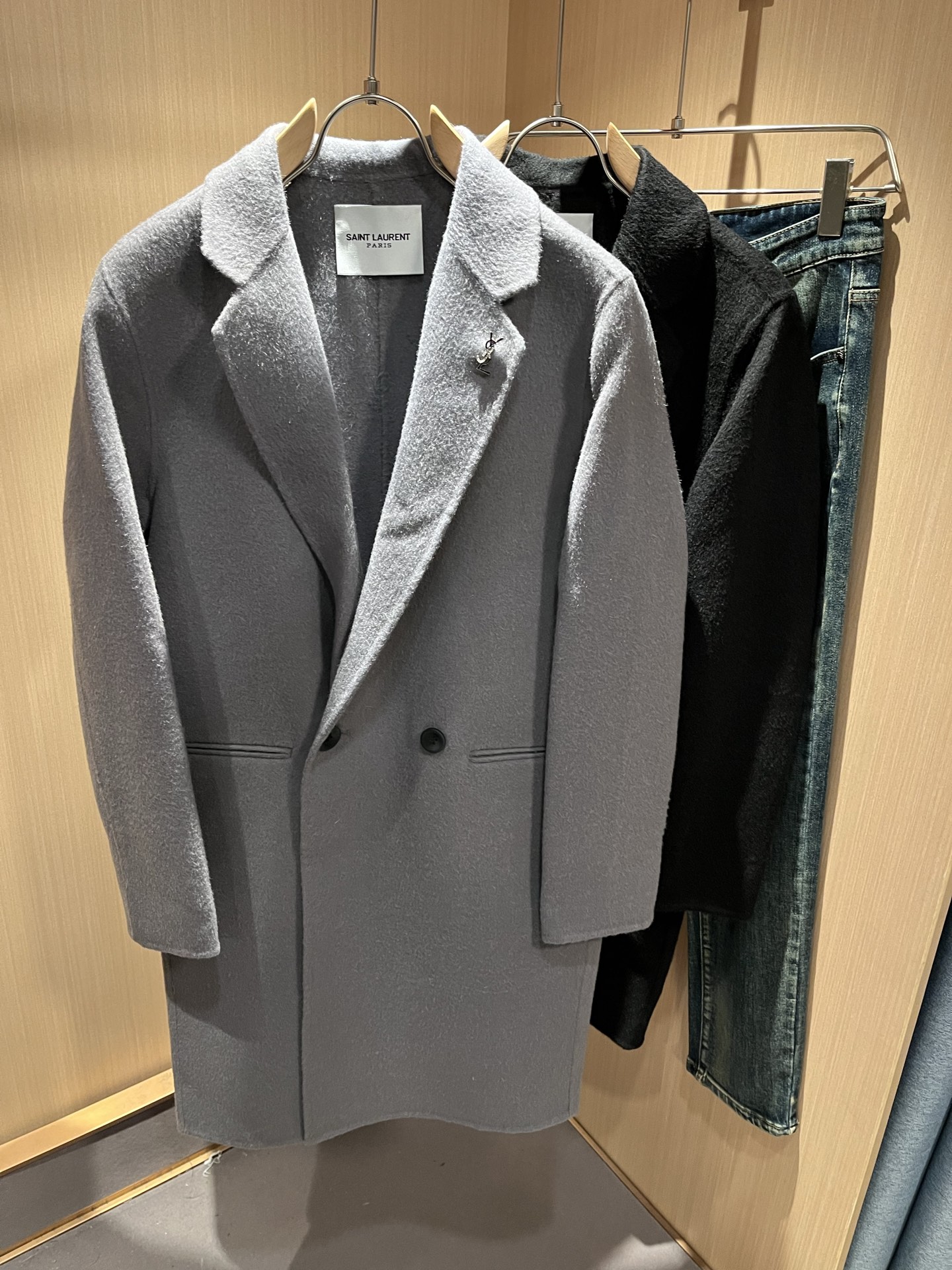 NO:625382,SAINT LAURE*T Saint Laurent's 2025 autumn and winter new woolen coat for men and women, a trendy and light luxury new product, original replica product, high-end quality, the highest version on the market, Milan fashion designer model, sneak peek, exclusive spot sale; designed in striped crochet colors!  !  !  Original and exclusive customized knitted wool fabric for customers!  Simple, elegant and exquisite YSL letter logo hardware design on the chest!  The upper body effect is great, comfortable and close to the body, showing off your temperament!  Size M-2XL,,saint laurent,saint laurent,saint laurent,alexander wang19860909SAINT LAURE*T 圣罗兰 2025秋冬新款男女同款羊毛呢大衣,潮流轻奢新品登场 原单复刻产物 高端品质 市场最高版本 米兰时装设计师款 先睹为快,独家现货发售；设计条纹钩织色系！！！客供原版专属定制针织羊毛面料！胸前简单大气精致YSL字母logo五金工艺设计！上身效果超赞,舒适贴身彰显气质！码数M-2XL,,saint laurent,saint laurent,saint laurent,alexander wang,Men's clothing