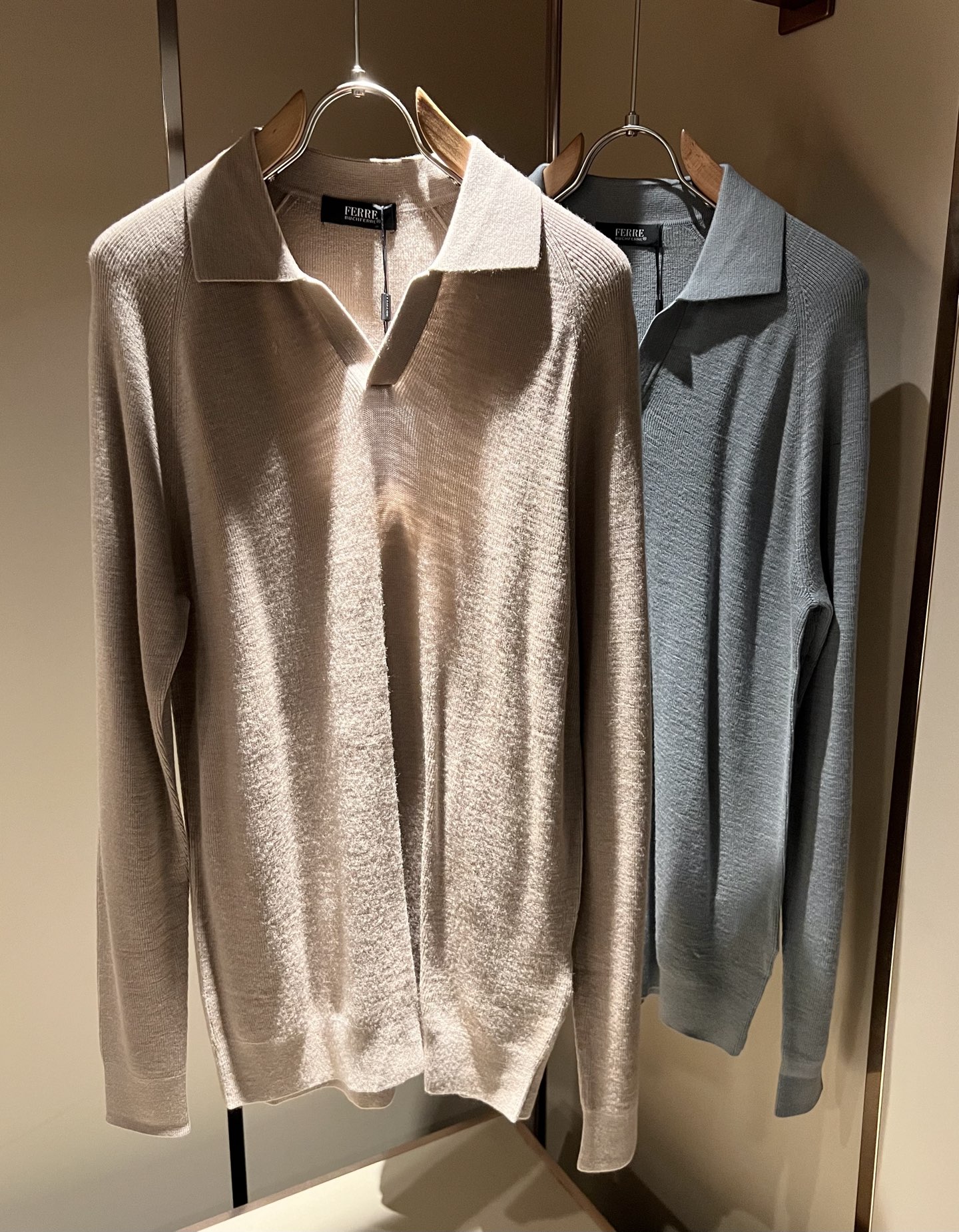 NO:625421,Loro Piana 2025 autumn and winter men's latest trade order knitted woolen sweaters, all in good condition!  !  The upper body is comfortable and breathable, not stiff, and the overall body has a rich three-dimensional feel. Quality export order, customized exclusive knitted wool fabric tailoring, to meet the simple needs of commuters for dressing. The upper body effect is very good, slimming, and not picky about the figure. The fabric workmanship... is impeccable, only good craftsmanship and good fabrics can wear a good taste, a must-have item for everyone!  Size M-3XL,,loro piana,alexander wang19860909Loro Piana诺悠翩雅 2025秋冬男士最新的贸易订单针织羊毛衫,全品相！！上身舒适透气,不僵硬,整体有着丰富的立体感,品质出口订单,定制专属针织羊毛面料剪裁,满足通勤人们对于着装的简约需求,上身效果很好,显瘦,不挑剔身材.面料做工....无可挑剔,好工艺好面料才能穿出好品味一款,人手必备单品！尺码M-3XL,,loro piana,alexander wang,Men's clothing