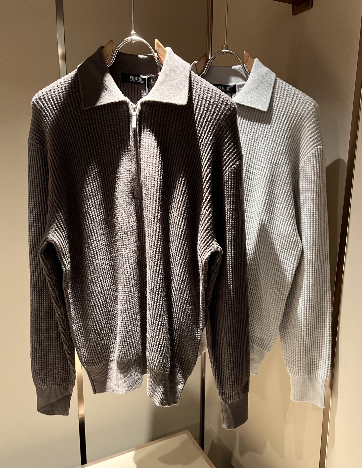 NO:625393,Loro Piana 2025 autumn and winter men's latest trade order knitted woolen sweaters, all in good condition!  !  The upper body is comfortable and breathable, not stiff, and the overall body has a rich three-dimensional feel. Quality export order, customized exclusive knitted wool fabric tailoring, to meet the simple needs of commuters for dressing. The upper body effect is very good, slimming, and not picky about the figure. The fabric workmanship... is impeccable, only good craftsmanship and good fabrics can wear a good taste, a must-have item for everyone!  Size M-3XL,,loro piana,alexander wang19860909Loro Piana诺悠翩雅 2025秋冬男士最新的贸易订单针织羊毛衫,全品相！！上身舒适透气,不僵硬,整体有着丰富的立体感,品质出口订单,定制专属针织羊毛面料剪裁,满足通勤人们对于着装的简约需求,上身效果很好,显瘦,不挑剔身材.面料做工....无可挑剔,好工艺好面料才能穿出好品味一款,人手必备单品！尺码M-3XL,,loro piana,alexander wang,Men's clothing