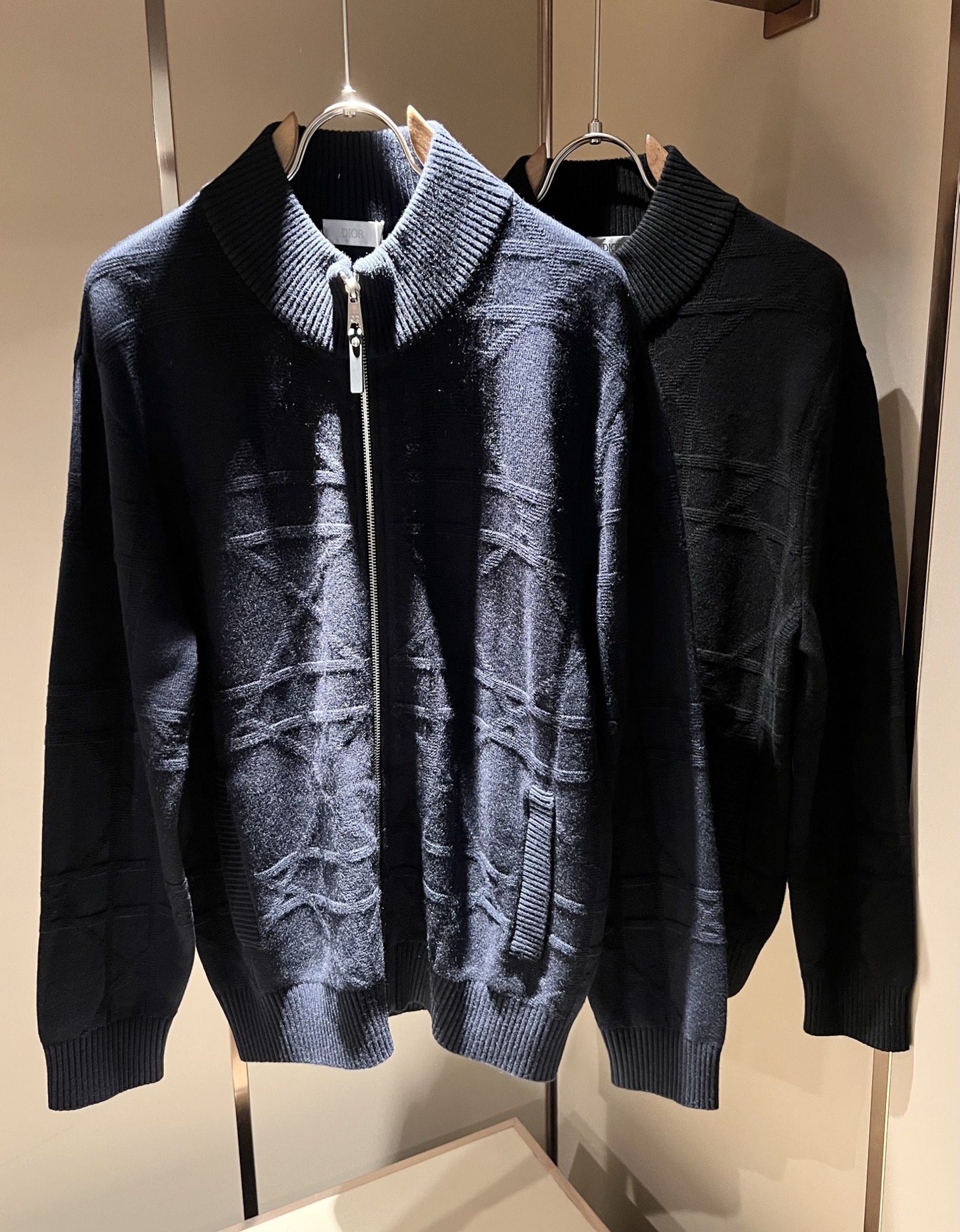 NO:625389,Dio*r 2025 Autumn and Winter Men's Casual Knitted Wool Cardigan, the latest fashionable casual, trading company channels are rare, and it is sold simultaneously on the official website. The most anticipated high-quality products of gods and goddesses are coming, allowing you to feel what true luxury has connotation! This jacket is made of D family's special knitted fabric, full of brand style!  The surface is clean, smooth and shiny, and the texture is clearly visible through the screen. It is your most enjoyable wearing experience! It perfectly enhances the overall sense of luxury and class, and you can get the high-end luxury atmosphere at a glance! The basic and conventional jacket cut, the upper body is versatile, simple and not picky, and can easily cope with various occasions and environments. It is undoubtedly a must-have product for daily commuting! Sizes M～3XL,, dior, dior, jackets & coats, jackets & coats, alexander wang19860909Dio*r迪*奥 2025秋冬男士休闲针织羊毛开衫,最新时尚休闲,贸易公司渠道稀出,同步官网发售,男神女神最为期待的精品狠货重磅来袭,让你感受到什么叫真正的高奢有内涵!此款夹克外套选用D家专用针织面料制成,满满的品牌风格！表面整洁光滑且富有光泽,质感透过屏幕都显而易 见,你最为享受的穿着体验! 完美提升了整体的奢华档次感,一眼就能Get到的高端奢华气息!基础常规的夹克版型裁剪,上身百搭简约不挑人,轻松应对各种场合与环境,属于日常通勤必备的臻品无疑!尺码M～3XL,,dior,dior,jackets & coats,jackets & coats,alexander wang,Men's clothing