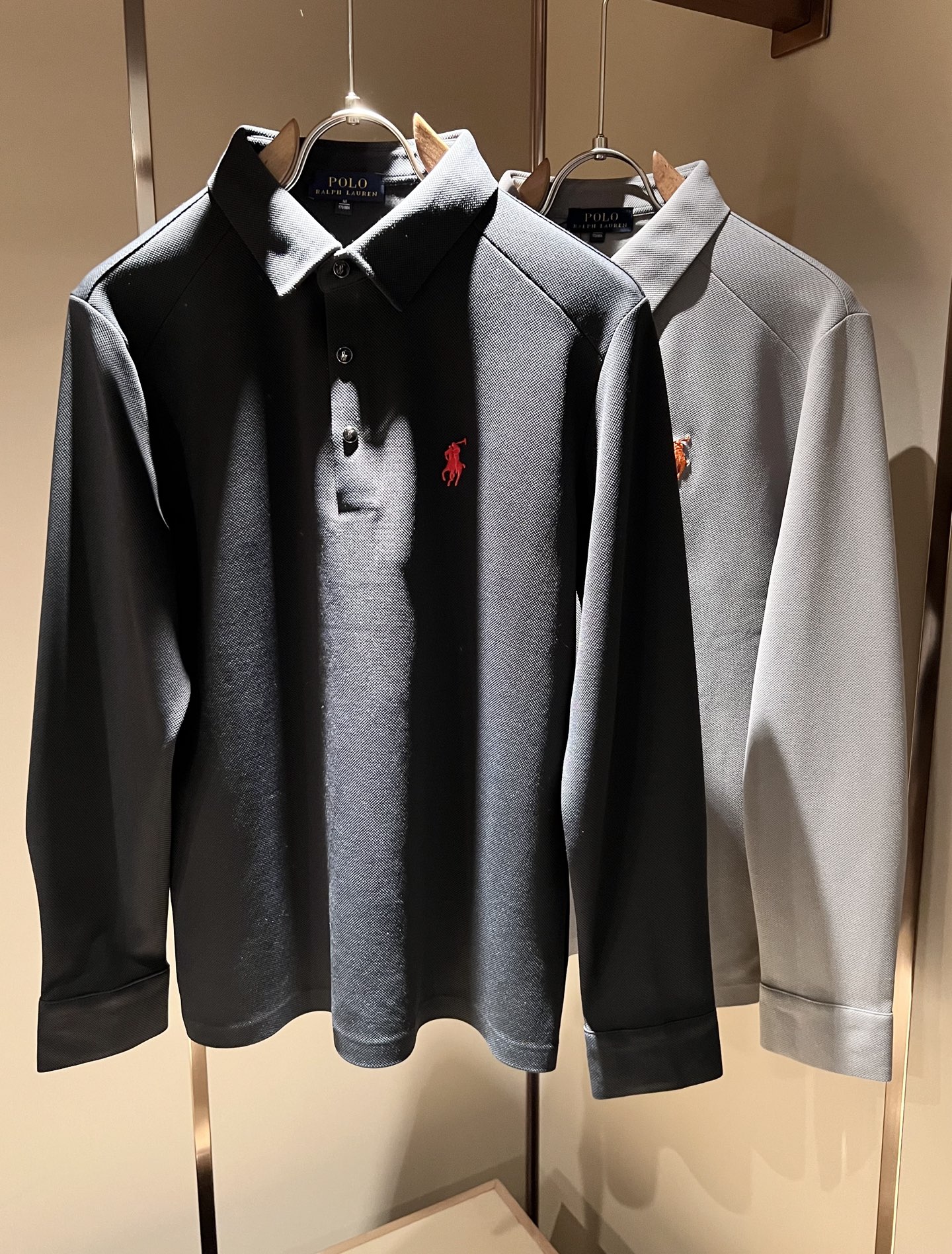 NO:629067,Paul POLOSPORT 2025 new autumn and winter men's long-sleeved Polo shirts are simple and solid-color fashionable. Many design masters have an inseparable feeling for solid colors. This is a tribute to tradition and a nostalgia for the mood~ In fact, the nostalgia of the design also determines the tone of the work. The work I want to talk about today is a new work brought by~~ It can be said to be a style work that can be used for business or leisure. A simple iconic logo embroidery design on the chest!  The exquisite workmanship is worthy of careful consideration. It can be said that it is an extremely accurate setting of simple style. A simple and casual tone is very accurate. The imported pure cotton fabric is soft and comfortable. The workmanship is impeccable. It is not monotonous and looks more high-end. It originally exudes a fashionable temperament. Coupled with its soft and comfortable fabric, the wearing experience of the whole piece is taken to a higher level~ The control of style and tone is very accurate!  !  The first choice for shopping~~ Exclusive on the entire network, sizes M-4XL,, alexander wang19860909保罗POLOSPORT 2025秋冬新款男士长袖Polo衫,简约纯色时尚款不乏有许多设计大咖们都对于纯色都有着难以割舍的情怀.这是一种对于传统的致敬,也是一种对于情调的怀旧~其实,设计的怀旧感很大部分也决定了作品的基调.今天要说的这件作品,就是由带来的新作~~可以说是一件可商务可休闲的风格作品.胸前简单标志性logo刺绣设计！精致的做工值得细品,可以说是一次极为准确的简洁风定调.一种简洁&休闲的基调已经十分准确了.进口纯棉面料,质地柔软舒适.做工无可挑剔.不单调的同时更显高端.本来散发的就是一种时尚的气质,再加上其柔软舒适的面料,整件作品的穿搭体验,更上一层楼~对于风格的把控以及基调的石锤,更是非常只准确！！剁手首选好吧~~全网独家,尺码M-4XL,,alexander wang,Men's clothing