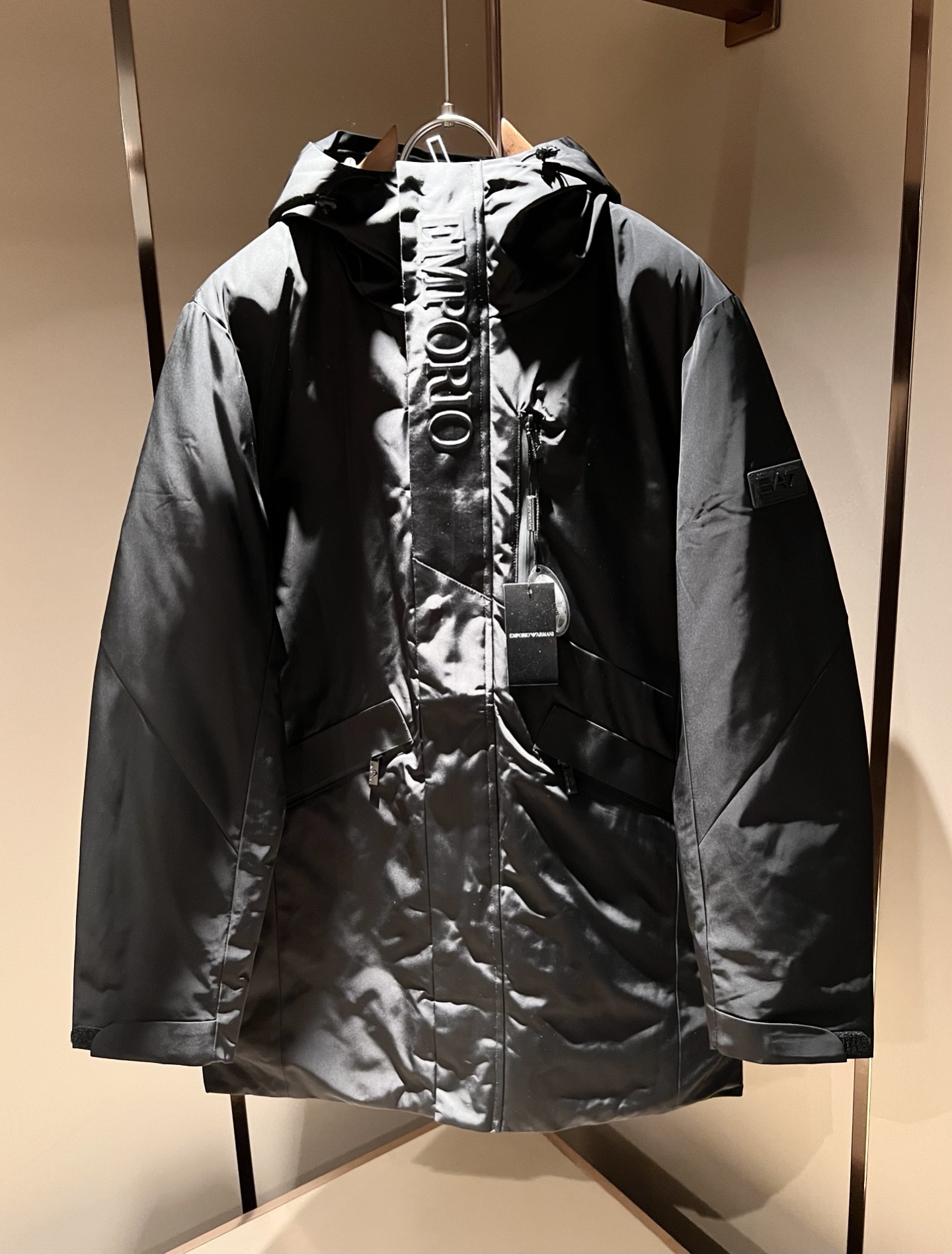 NO:645658,Arman 2025 autumn and winter casual down jackets, the latest fashionable casual zipper jackets, fashionable jackets! Trading company channels are rare, and they are sold simultaneously on the official website. The high-quality goods that men and women are most looking forward to are coming, allowing you to feel what real luxury has connotation! This jacket is made of professionally customized lightweight technical fabrics, with a clean, smooth and shiny surface. The texture is obvious through the screen. The upper body is comfortable, light and not stuffy, giving you the most enjoyable wearing experience!  Panoramic and exquisite logo pattern laminated design!  The interior is filled with 95% white duck down, which perfectly enhances the overall sense of luxury. You can get the high-end luxury atmosphere at a glance! The basic and conventional jacket cut, the upper body is versatile, simple and unobtrusive, and can easily cope with various occasions and environments. It is undoubtedly a must-have product for daily commuting! Sizes M～3XL,,armani,jackets & coats,jackets & coats,down jacket,alexander wang19860909Arman阿*尼 2025秋冬休闲羽绒夹克外套,最新时尚休闲拉链夹克,时尚夹克外套!贸易公司渠道稀出,同步官网发售,男神女神最为期待的精品狠货重磅来袭,让你感受到什么叫真正的高奢有内涵!此款夹克外套选用专业定制的轻薄科技面料制成,表面整洁光滑且富有光泽,质感透过屏幕都显而易 见,上身舒适轻盈不闷热,给你最为享受的穿着体验！全景精致Logo图案压胶设计！内里填充95白鸭绒,完美提升了整体的奢华档次感,一眼就能Get到的高端奢华气息!基础常规的夹克版型裁剪,上身百搭简约不挑人,轻松应对各种场合与环境,属于日常通勤必备的臻品无疑!尺码M～3XL,,armani,jackets & coats,jackets & coats,down jacket,alexander wang,Men's clothing