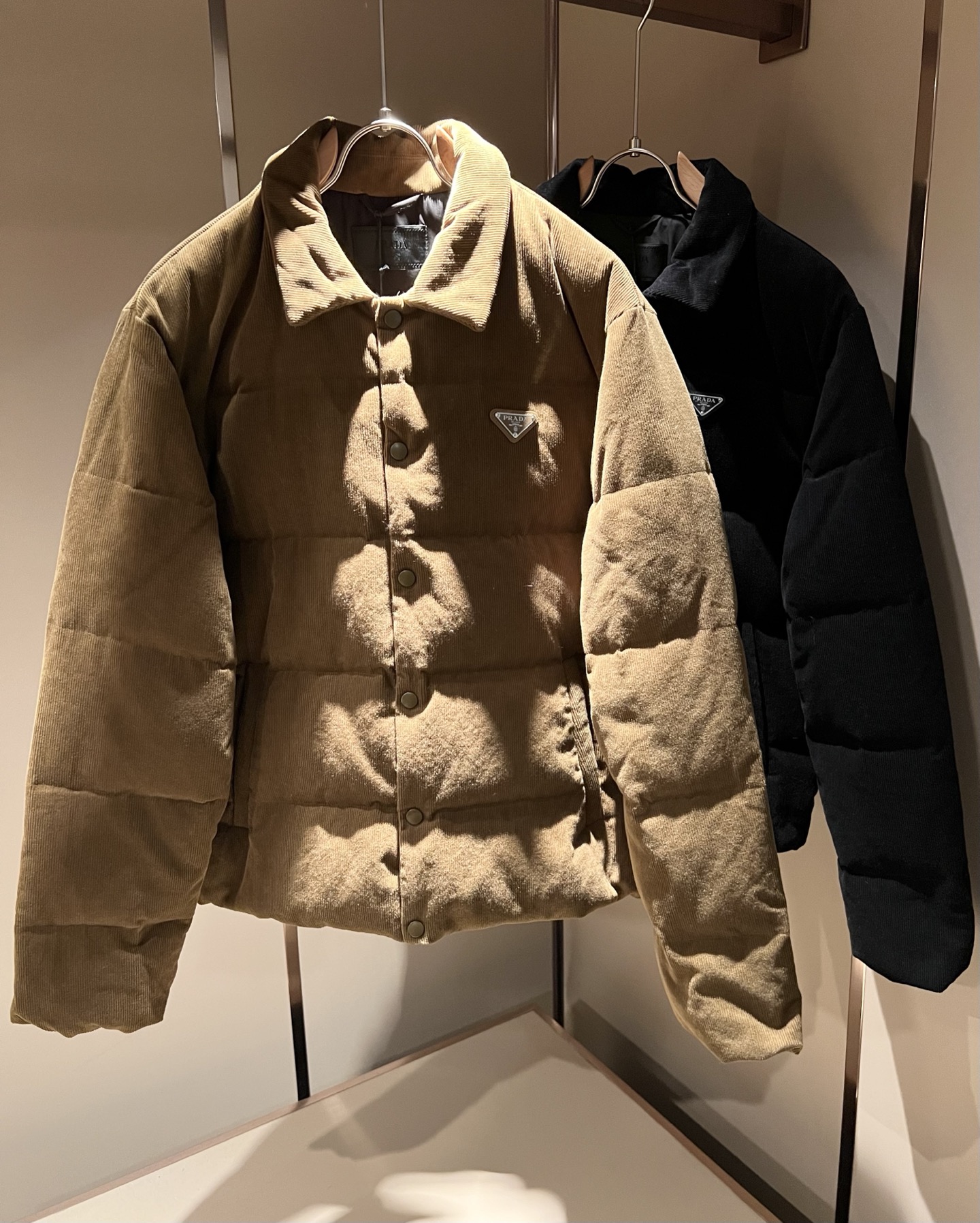 NO:625440,Prad*a 2025 Autumn and Winter corduroy down jackets for men and women, ready stock Prad* down fabric jackets, down jacket warm jackets!  Prada has relaunched the classic Prada Linea Rossa into the market and created it as an iteratively updated technology series that responds to the core content of the 21st century ideology. Obviously this is the flagship of the P family's down series, suitable for the youthful spirit of men and women of all ages!  I won’t go into too many details. They are all top-notch accessories. This model of Prada has everything a top-grade down jacket or jacket should have, or in other words, it will only be better!  !  Windproof zipper opening and closing, logo label decoration on the chest, the outer layer of the counter is made of coated polyester fiber. It is leak-proof and windproof, it can be called a holy product!  Nanotechnology fabric with high electrical conductivity is beneficial to body temperature regulation!  The down liner is also made of corduroy, filled with 95% white duck down. Soft and comfortable, simple design suitable for any age group. Same style for men and women. Sizes: S-XL,, prada, jackets & coats, jackets & coats, down jacket, alexander wang19860909Prad*a 普*达2025秋冬男女同款灯芯绒羽绒服外套,现货 Prad* 羽绒面料夹克 羽绒服保暖外套！Prada将经典Prada Linea Rossa再次推出市场,打造为迭代更新的科技系列,回应21世纪意识形态的核心内容. 很显然这是P家羽绒系列的扛鼎之作,适合于一切年轮的男女情侣款青春精神！ 细节方面我就不多讲了,全是顶配,一件顶级羽绒服或者一件夹克该有的,此款Prada都占全了,或者说,只会更好！！ 防风拉链开合 胸前logo贴标装饰 ,柜台外层采用涂层聚酯纤维制成.防漏绒防风,可谓圣品！高导电能力的纳米技术织物,有利于体温调节！羽绒内胆也是灯芯绒面料,内填充95白鸭绒.软糯舒适,适宜任何年龄段的简单设计.男女同款.尺码:S-XL,,prada,jackets & coats,jackets & coats,down jacket,alexander wang,Men's clothing