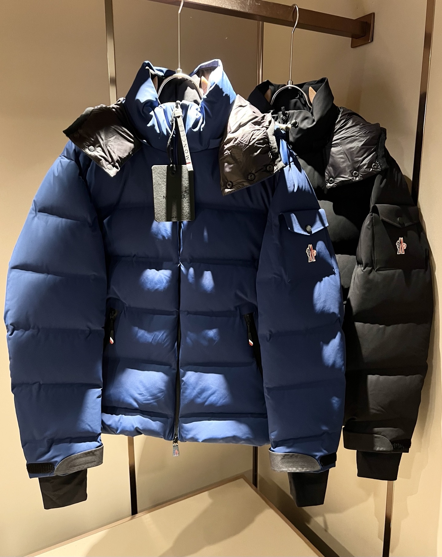 NO:625432,Mon*ler 2025 autumn and winter new men's and women's same style down jacket!  The final model of the year is unveiled...a classic model that combines craftsmanship and craftsmanship. High-fashion fashion charm, high-quality appearance. Designed with high-end polyester fiber fabrics for customers. The texture and feel are undoubtedly superior. The matte black shows natural color, soft and comfortable, and has excellent breathability and velvet locking. Simple and rich  It has unique charm. European standard DIST90 white goose down is used as filling, proportional matching, the fluffiness and texture can reach the feeling of falling into the hand, light and warm without odor. Fashionable... Customer-engraved brand metal snaps and double-ended zipper opening and closing highlight the neat temperament, sleeves logo design!  The chest is embellished with embossed logo hardware accessories!  The three-dimensional craftsmanship and texture are achieved. The creator of new punctuation. Sizes 1-5, Moncler, down jacket, alexander wang19860909Mon*ler蒙口 2025秋冬新款男女同款羽绒服 ！年度的压轴款登场...匠心技艺于一身的经典款.高时尚的时装韵味,颜值高配款.客供高端聚脂纤维面料设计,质感及手感毋庸置疑的优越,哑光黑呈现自然色泽,柔软舒适,透气锁绒性极佳.简洁而富有独特魅力.欧标DIST90白鹅绒做为填充,比例性搭配,蓬松感和质感达到坠手的感觉,轻盈保暖无异味.时尚玩转...客供镌刻品牌金属按扣及双头拉链开合彰显利落的气质感,袖子logo设计！胸口点缀浮雕式logo五金辅料！立体工艺质感达到.新式标点的缔造者.尺码1-5码,,Moncler,down jacket,alexander wang,Men's clothing