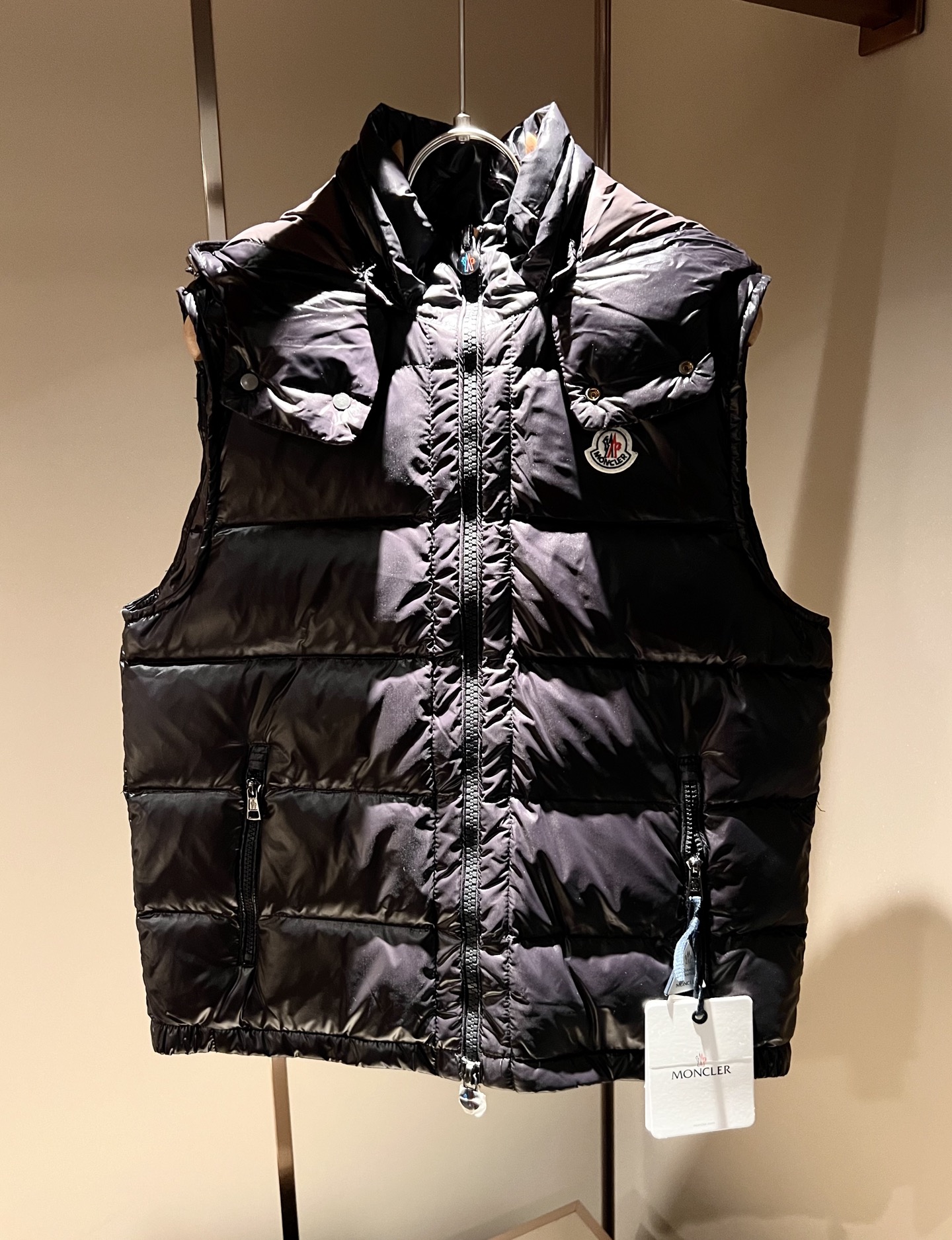 NO:625409,Mon*ler Mouth Mouth 2025 New Autumn and Winter Down Vests for Men and Women!  The final model of the year is unveiled...a classic model that combines craftsmanship and craftsmanship. High-fashion fashion charm, high-quality appearance. Designed with high-end polyester fiber fabrics for customers. The texture and feel are undoubtedly superior. The matte black shows a natural color, soft and comfortable, and has excellent breathability and velvet locking. Simple and rich  Unique charm. European standard DIST90 white goose down is used as filling, proportional matching, the fluffiness and texture can reach the feeling of falling into the hand, light and warm without odor. Fashionable... Customer-engraved brand metal snaps and double-headed zipper opening and closing highlight the neat temperament, sleeves logo printing design!  The chest is embellished with embossed logo hardware accessories!  The three-dimensional craftsmanship and texture are achieved. The creator of new punctuation. Sizes 1-6, Moncler, down jacket, alexander wang19860909Mon*ler蒙口 2025秋冬新款男女同款羽绒马甲 ！年度的压轴款登场...匠心技艺于一身的经典款.高时尚的时装韵味,颜值高配款.客供高端聚脂纤维面料设计,质感及手感毋庸置疑的优越,哑光黑呈现自然色泽,柔软舒适,透气锁绒性极佳.简洁而富有独特魅力.欧标DIST90白鹅绒做为填充,比例性搭配,蓬松感和质感达到坠手的感觉,轻盈保暖无异味.时尚玩转...客供镌刻品牌金属按扣及双头拉链开合彰显利落的气质感,袖子logo印花设计！胸口点缀浮雕式logo五金辅料！立体工艺质感达到.新式标点的缔造者.尺码1-6码,,Moncler,down jacket,alexander wang,Men's clothing