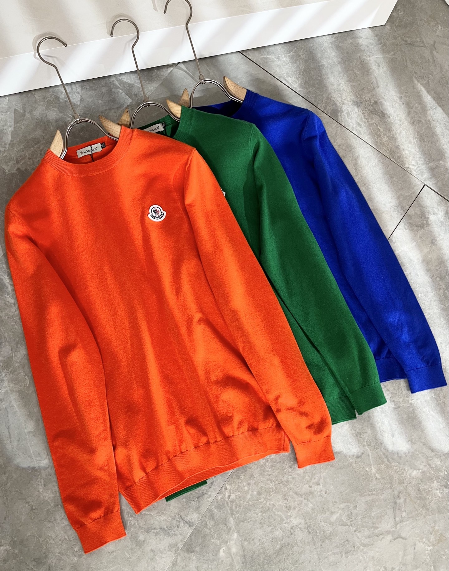 NO:625265,Moncl*r is the latest trade order knitted woolen sweater for men and women in autumn and winter, the same style for couples, in full condition!  !  Internet celebrity model!  The craftsmanship is knitted wool and crocheted, with a simple Mon logo badge design on the chest!  Not stiff, with a rich three-dimensional feel overall, quality export order, customized exclusive knitted wool fabric, to meet the simple needs of commuters for dressing. The upper body effect is very good, slimming, and not picky about the figure. The fabric workmanship... is impeccable, good craftsmanship and good fabrics can make you wear a good taste, a must-have item for everyone!  Size M-4XL,,alexander wang19860909Moncl*r蒙*口 秋冬男女同款情侣款最新的贸易订单针织羊毛衫,全品相！！网红款！工艺采用针织羊毛钩织,胸前简单Mon标识logo徽章设计！不僵硬,整体有着丰富的立体感,品质出口订单,定制专属针织羊毛面料,满足通勤人们对于着装的简约需求,上身效果很好,显瘦,不挑剔身材.面料做工....无可挑剔,好工艺好面料才能穿出好品味一款,人手必备单品！尺码M-4XL,,alexander wang,Men's clothing