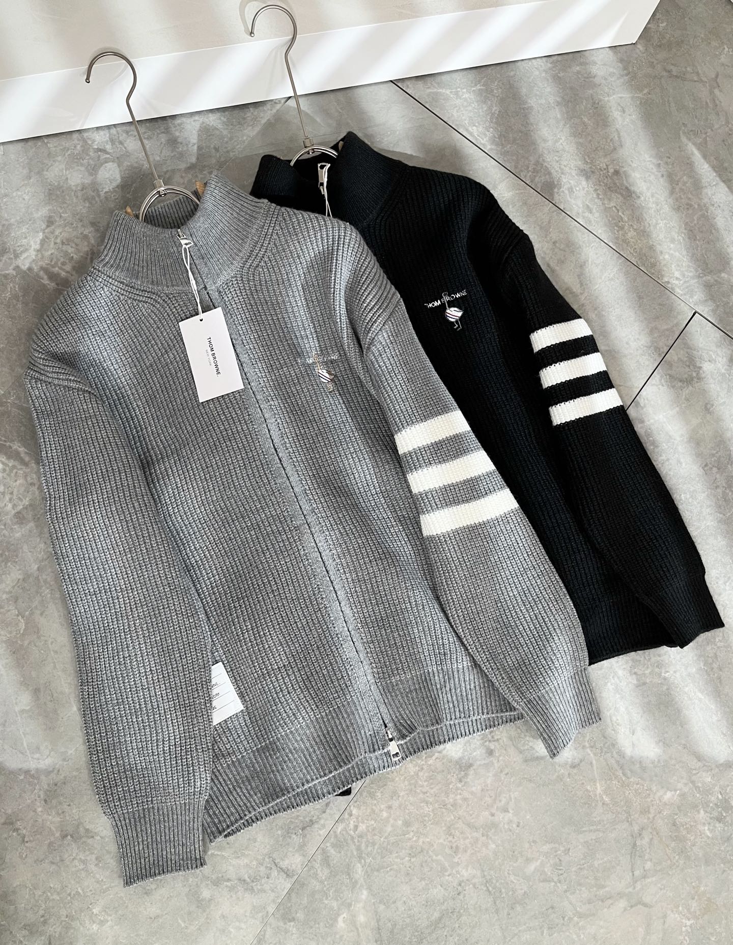 NO:625304,ThomBrow*e's new autumn and winter knitted wool cardigan for men and women, this year's new counter product, super soft wool fabric for men and women!  A fashionable and versatile model for the city, it is sure to be super popular this year. It is a must-have artifact for autumn and winter. It has a unique texture and a soft and smooth feel. It is not a product that can be compared with ordinary fabrics. Regular knitted wool fabric design, crocheted with classic iconic stripe design!  A rare model that can only be found. Very attractive design, liningless inseam binding technology, and very detailed. It is a model that requires a lot of attention to technology. Details determine the high-end. Minimalist design elements of the season, a must-have item for trendy men, perfect fit, highly recommended!  Size M-3XL,,alexander wang19860909ThomBrow*e汤姆*朗秋冬新款男女同款针织羊毛开衫,今年的专柜新品,男女同款超软羊毛面料！时尚都市百搭款,今年必定超火爆,秋冬必备神器,质感独特,手感柔嫩顺滑,不是一般面料所能对比的产品.常规的针织羊毛面料设计,钩织搭配经典标识性经典条纹设计！可遇不可求的款 非常极具魅力的设计,无里布内缝包边工艺,细节非常到位,要非常讲究技术的一款,细节决定高端.极简当季的设计元素,潮男必备单品,完美版型,强烈推荐！尺码M-3XL,,alexander wang,Men's clothing