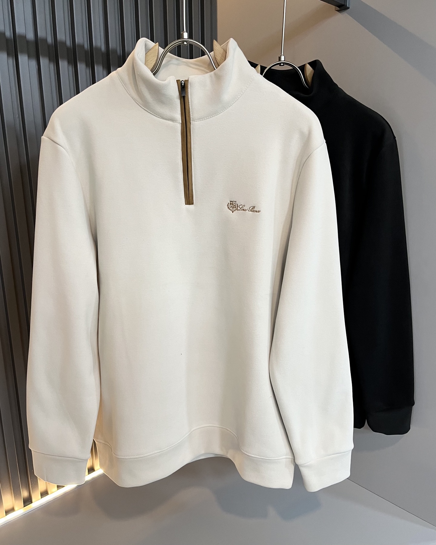 NO:625414,Loro Piana 2025 autumn and winter new men's sweatshirts, orders from foreign trade companies!  Made of pure cotton, one of the classic proprietary fabrics!  Logo embroidery design on the chest!  The texture is light, soft and delicate to the touch, but the shape is straight and stylish!  It adopts multi-layer structure and has windproof performance. Details and ultimate luxury... perfectly interpret high-quality appearance. Sizes M-3XL,,loro piana,hoodie,sweatshirts,alexander wang19860909Loro Piana诺悠翩雅 2025秋冬新品男士卫衣,外贸公司订单！客供纯棉棉材质,经典的专有织物之一！ 胸前logo图案刺绣设计！质地轻盈、触感又柔软细腻、但型态又笔挺有型！ 采用多层结构、具备防风性能. 细节、奢华极致… 完美演绎高品质品相.尺码M-3XL,,loro piana,hoodie,sweatshirts,alexander wang,Men's clothing