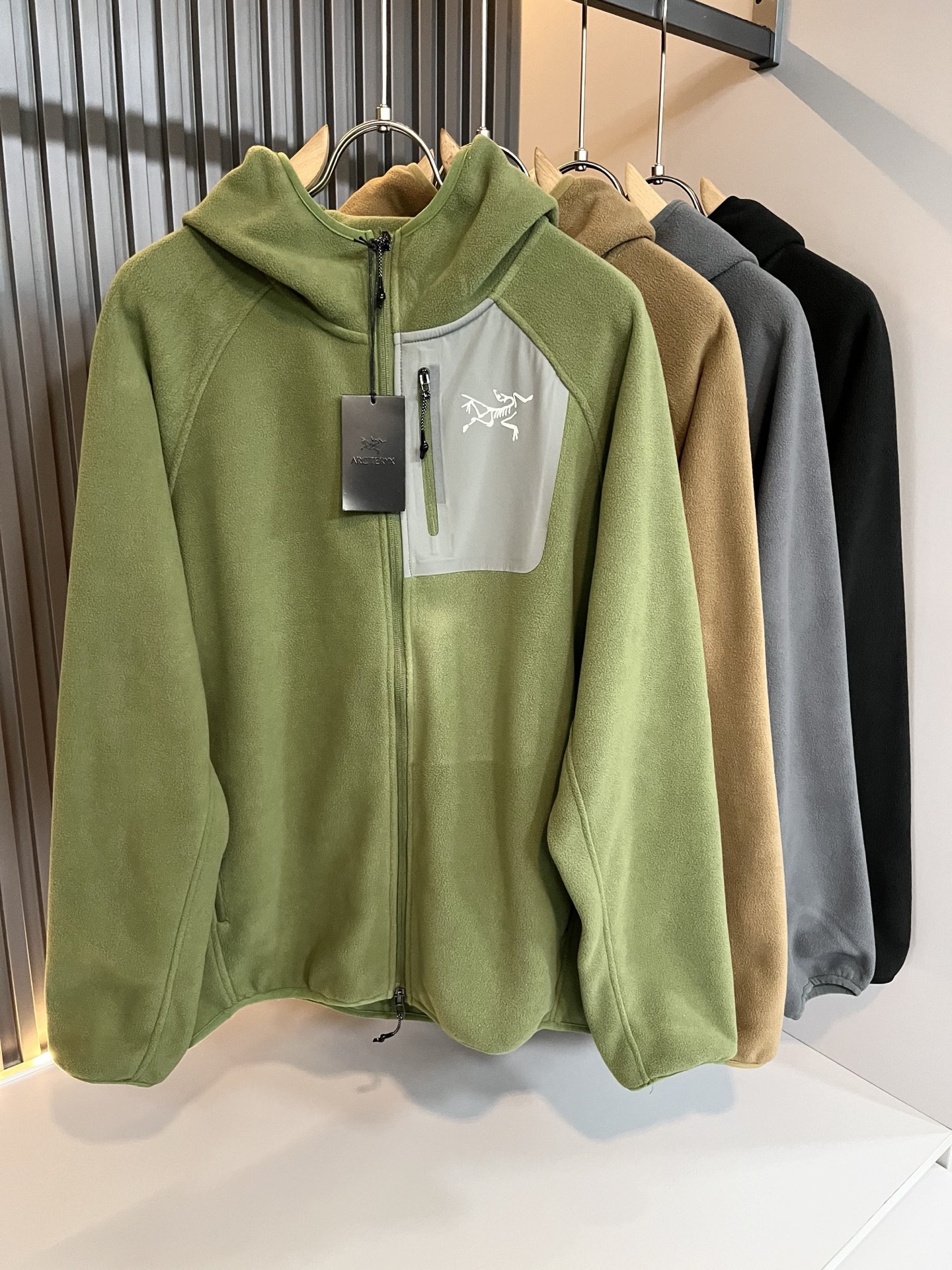 NO:625375,ARCTER *  In addition to its considerable attainments in style design, the most obvious or most proficient thing is that it has deeper and unique insights and attainments in fabrics. Through continuous structural research and problem solving, it is characterized by unique research on fabrics. These alone are enough to support it to become one of the leading new logo brand images in the clothing manufacturing industry. This model is made of polar fleece fabric!  Polar fleece fabric design!  Through precision workmanship, the hand feels smooth and soft, and it has both natural beauty and comfort. The large body shape is simple and clean, and the fabric shows a different hazy structural beauty. It is exclusively customized by opening a mold. The fabric tests the skills of the workers and can be smooth and compliant without wrinkles!  Chest logo print design!  It really tests the handicrafts of each master!  It makes the whole thing clean and neat, without leaving a trace of thread. Nowadays, the neutrality that is pursued in life is also more refined in life!  Size M-2XL,arc'teryx,hoodie,sweatshirts,alexander wang19860909ARCTER*X始*祖鸟 2025秋冬新款男士卫衣,户外品牌可能大家第一想到的就是加拿大鹅、始祖鸟.给人一种标签试的感觉！除了在款式设计上颇有造诣之外,最明显或者说最为拿手的,应该就是在面料上的拥有更深独特见解跟造诣了.通过不断地结构研究和问题处理,在以面料独特研究为特征,仅凭这些就已经足以支撑其成为服装制造行业中,首屈可数的新标志品牌形象.此款采用摇粒绒面料材质！摇粒绒面料设计！通过精工手感细滑柔软,同时兼具自然美感跟舒适度.大身上版型裁剪简洁干净,面料上显现出了不一样朦胧的结构性美感来.独家开模定制而成,面料及其考验工人的技术,能做到平整服帖又不起皱！胸前logo图案印花设计！真的是很考验每位师傅的手工制作！使得整体干净利索,不留一丝线头.现在对于生活有所追求的中性也在生活中更为精致！尺码M-2XL,arc'teryx,hoodie,sweatshirts,alexander wang,Men's clothing