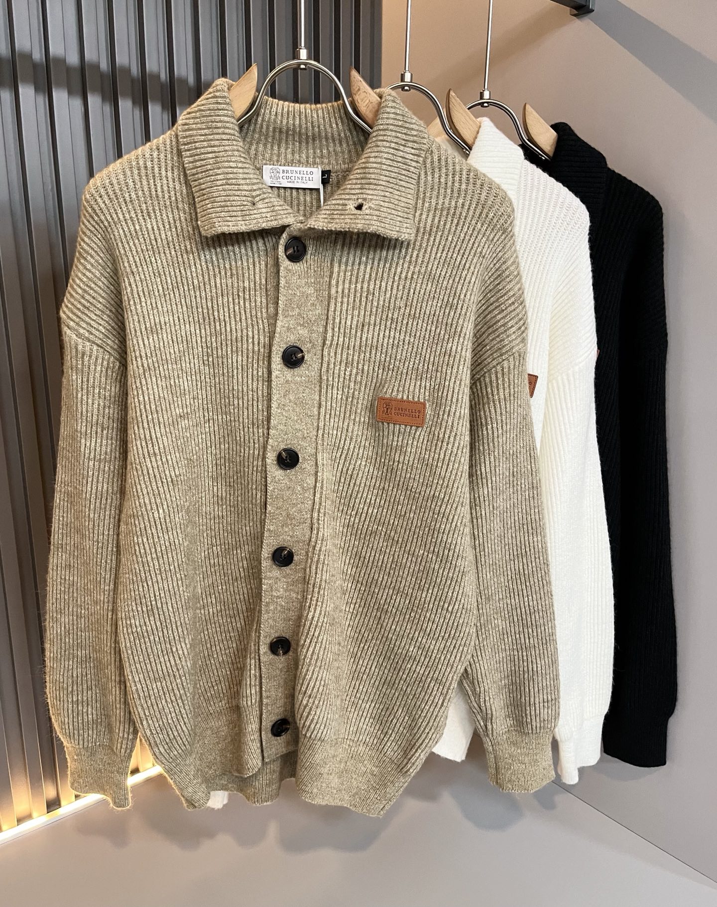 NO:625420,BC-Brunello Cucineli 2025 new autumn and winter knitted wool cardigan, the latest fashion trend effect, fashionable new charm, elements and modern trendy high street style are integrated into the 'Tianguan work', a single product with full appearance. Knitted wool fabric is supplied to customers!  Logo leather pattern design on the chest!  It feels smooth and delicate, and the breathability and comfort are impeccable. The simple and stylish design comes from the latest fashion methods, highlighting the avant-garde unique personality. A must-have item for fashionistas to express the meticulous fashion atmosphere of the new season. Same style for men and women. Sizes M-4XL, brunello cucinelli, alexander wang19860909BC-Brunello Cucineli 2025秋冬新款针织羊毛开衫,最新时尚潮流效果,时尚新韵味,元素及现代潮流的高街风格融合一起的“天官之作”,颜值十足的单品.客供针织羊毛面料！胸前logo皮革图案设计！手感顺滑细腻,着身的透气舒适感无可挑剔.简约时尚的版型设计来源于潮流时尚的最新手法,彰显前卫独特个性.时尚达人的必备单品表达全新季度一丝不苟的时尚气息.男女同款.尺码M-4XL,,brunello cucinelli,alexander wang,Men's clothing