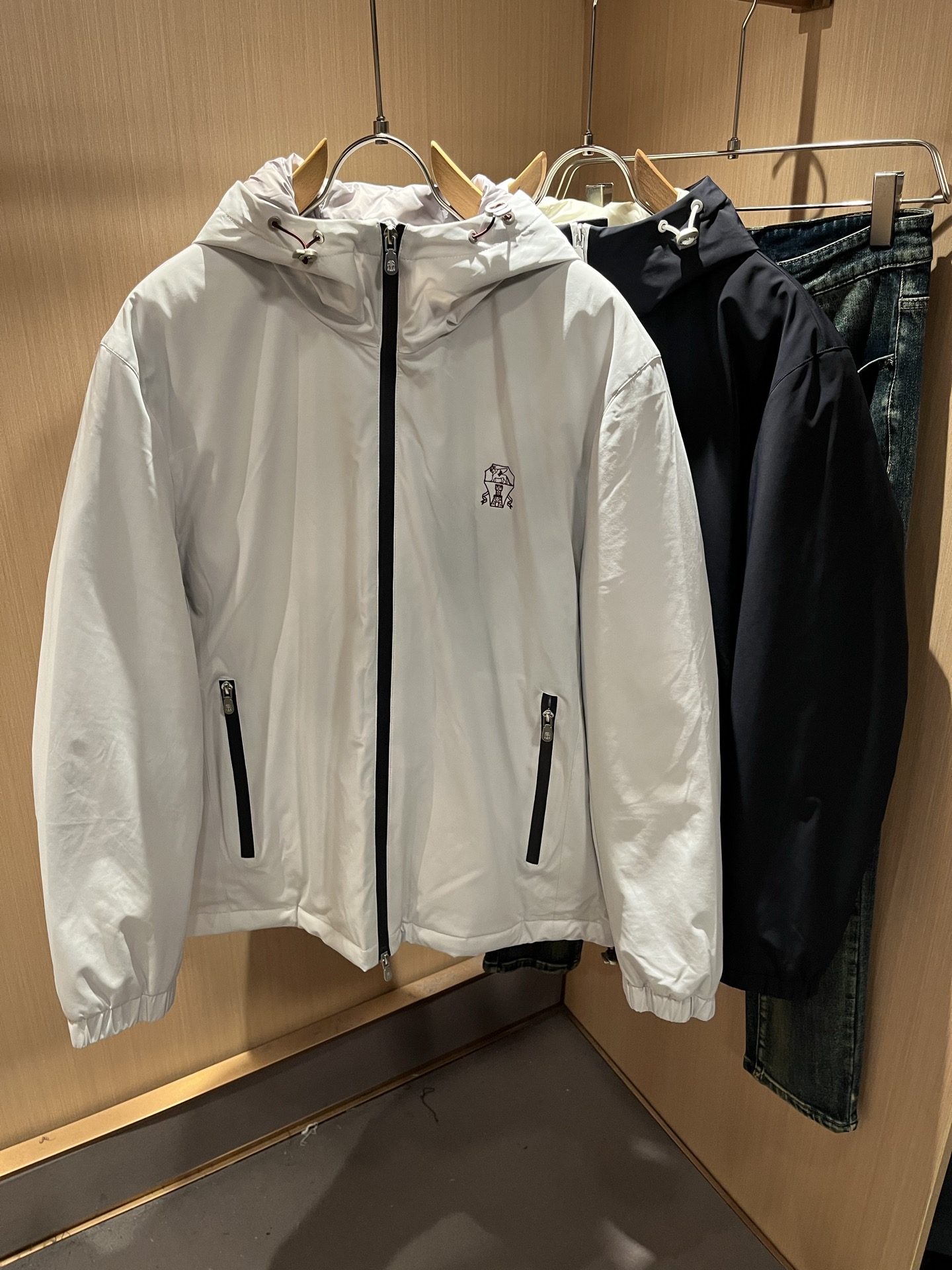 NO:628958,BC-Brunello Cucineli 2025 Autumn and Winter Uniform Down Jackets for Men and Women, Down Fabric Jackets, Waterproof Down Jackets and Warm Jackets!  It is relaunched on the market and created as an iteratively updated technology series that responds to the core content of the 21st century ideology. Obviously this is the flagship product of the P family down series, suitable for the youthful spirit of men and women of all ages!  I won’t go into too many details. They are all top-notch accessories. This model has everything a top-grade down jacket or jacket should have, or in other words, it will only be better!  !  Windproof zipper closure, embroidered logo design on the chest!  The outer layer of the counter is made of coated polyester fiber. It is leak-proof, waterproof and windproof. It is a holy product!  Nanotechnology fabric with high electrical conductivity is beneficial to body temperature regulation!  The down liner is also waterproof nylon fabric, filled with 95 white duck down. Soft and comfortable, simple design suitable for any age group. Same style for men and women. Sizes: M-3XL,, brunello cucinelli, jackets & coats, jackets & coats, down jacket, alexander wang19860909BC-Brunello Cucineli 2025秋冬男女同款羽绒服外套,羽绒面料夹克 防水羽绒服保暖外套！再次推出市场,打造为迭代更新的科技系列,回应21世纪意识形态的核心内容.很显然这是P家羽绒系列的扛鼎之作,适合于一切年轮的男女情侣款青春精神！ 细节方面我就不多讲了,全是顶配,一件顶级羽绒服或者一件夹克该有的,此款都占全了,或者说,只会更好！！ 防风拉链开合 ,胸前刺绣logo图案设计！柜台外层采用涂层聚酯纤维制成.防漏绒防水防风,可谓圣品！高导电能力的纳米技术织物,有利于体温调节！羽绒内胆也是防水尼龙面料,内填充95白鸭绒.软糯舒适,适宜任何年龄段的简单设计.男女同款.尺码: M-3XL,,brunello cucinelli,jackets & coats,jackets & coats,down jacket,alexander wang,Men's clothing