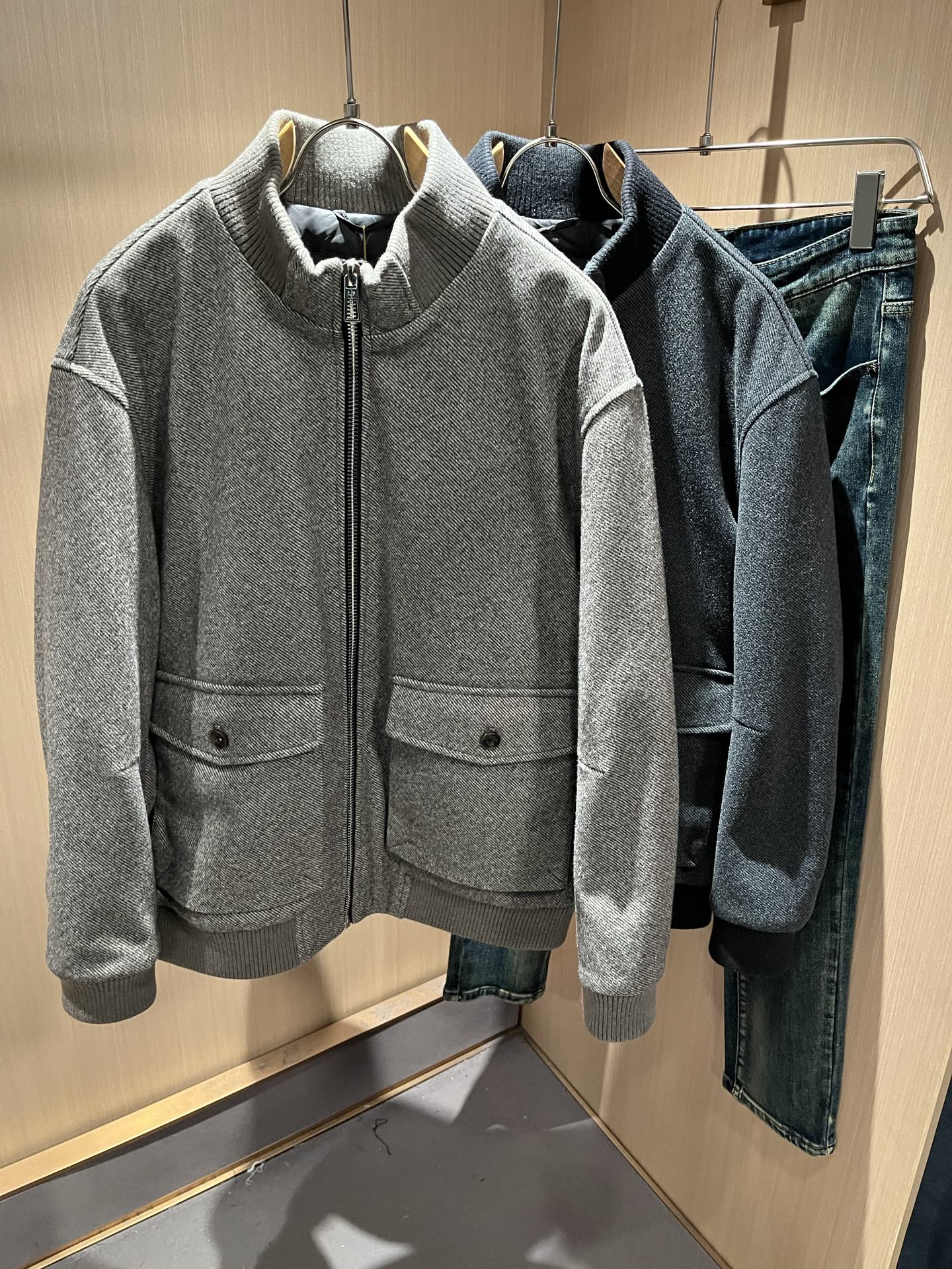 NO:628944,Loro Piana's 2025 autumn and winter new men's and women's wool down jackets are rarely available through trading company channels and will be sold simultaneously on the official website!  The autumn and winter series of couple's down are online. This down is made of imported 95 white duck down!  It is soft and dense, breathable and comfortable to wear next to the skin. The color is beautiful, eye-catching and fashionable. The unique pattern will definitely make you stand out in the crowd!  Casual cut design!  The upper body effect is age-reducing and versatile, making it easy to wear in daily casual wear, and can be easily worn by both men and women!  Size M-3XL,,loro piana,jackets & coats,down jacket,alexander wang19860909Loro Piana诺悠翩雅 2025秋冬新款男女同款 羊毛羽绒服外套,贸易公司渠道稀出,同步官网发售！秋冬系列情侣羽绒上线,此款羽绒甄选客供进口95白鸭绒材质！柔软绵密,贴身穿着透气亲肤舒适,色彩靓丽、吸睛时髦度爆棚,与众不同的图案绝对可以让你在人群中出彩万分！休闲版型裁剪设计！上身效果减龄又百搭,轻松Get起日常休闲穿搭,男女皆可轻松驾驭！尺码M-3XL,,loro piana,jackets & coats,down jacket,alexander wang,Men's clothing