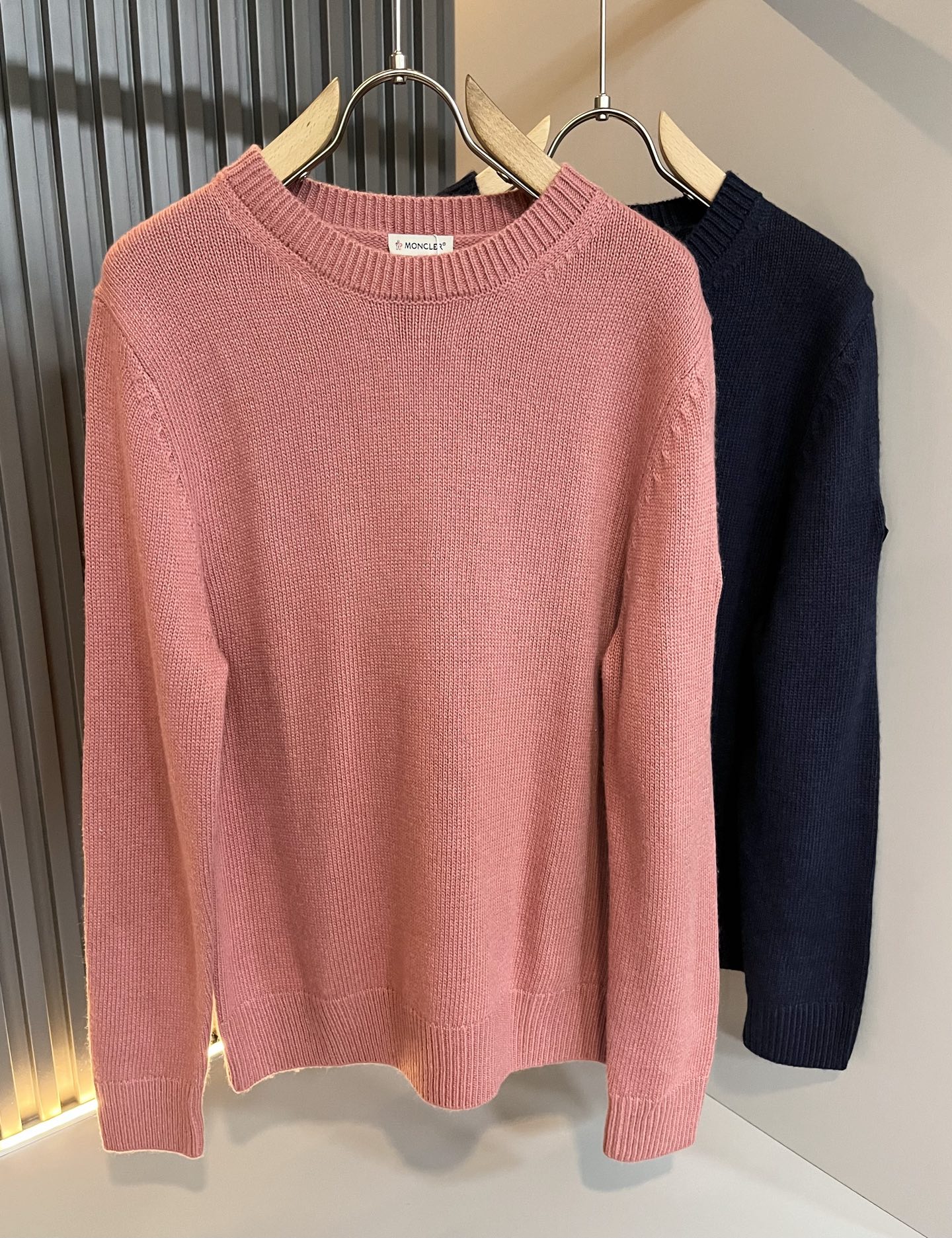 NO:625374,Moncl*r Men's and women's 2025 autumn and winter same style couple's latest trade order knitted wool sweater, all in good condition!  !  Internet celebrity model!  The craftsmanship is knitted wool and crocheted, and the sleeves are designed with a simple Mon logo badge!  Not stiff, with a rich three-dimensional feel overall, quality export order, customized exclusive knitted wool fabric, to meet the simple needs of commuters for dressing. The upper body effect is very good, slimming, and not picky about the figure. The fabric workmanship... is impeccable, good craftsmanship and good fabrics can make you wear a good taste, a must-have item for everyone!  Size M-2XL,,alexander wang19860909Moncl*r蒙*口 2025秋冬男女同款情侣款最新的贸易订单针织羊毛衫,全品相！！网红款！工艺采用针织羊毛钩织,袖子简单Mon标识logo徽章设计！不僵硬,整体有着丰富的立体感,品质出口订单,定制专属针织羊毛面料,满足通勤人们对于着装的简约需求,上身效果很好,显瘦,不挑剔身材.面料做工....无可挑剔,好工艺好面料才能穿出好品味一款,人手必备单品！尺码M-2XL,,alexander wang,Men's clothing