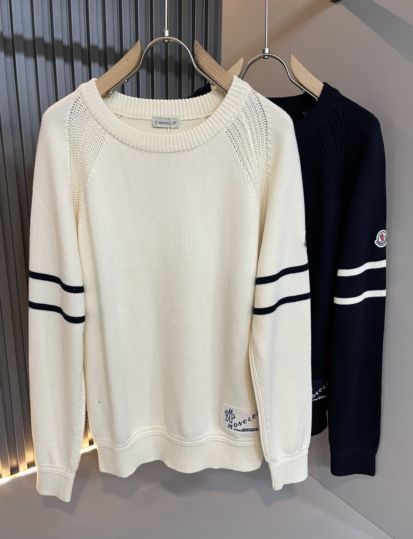 NO:625392,Moncl*r Men's and women's 2025 autumn and winter same style couple's latest trade order knitted wool sweater, all in good condition!  !  Internet celebrity model!  The craftsmanship is knitted wool and crocheted, and the sleeves are designed with a simple Mon logo badge!  Not stiff, with a rich three-dimensional feel overall, quality export order, customized exclusive knitted wool fabric, to meet the simple needs of commuters for dressing. The upper body effect is very good, slimming, and not picky about the figure. The fabric workmanship... is impeccable, good craftsmanship and good fabrics can make you wear a good taste, a must-have item for everyone!  Size M-2XL,,alexander wang19860909Moncl*r蒙*口 2025秋冬男女同款情侣款最新的贸易订单针织羊毛衫,全品相！！网红款！工艺采用针织羊毛钩织,袖子简单Mon标识logo徽章设计！不僵硬,整体有着丰富的立体感,品质出口订单,定制专属针织羊毛面料,满足通勤人们对于着装的简约需求,上身效果很好,显瘦,不挑剔身材.面料做工....无可挑剔,好工艺好面料才能穿出好品味一款,人手必备单品！尺码M-2XL,,alexander wang,Men's clothing