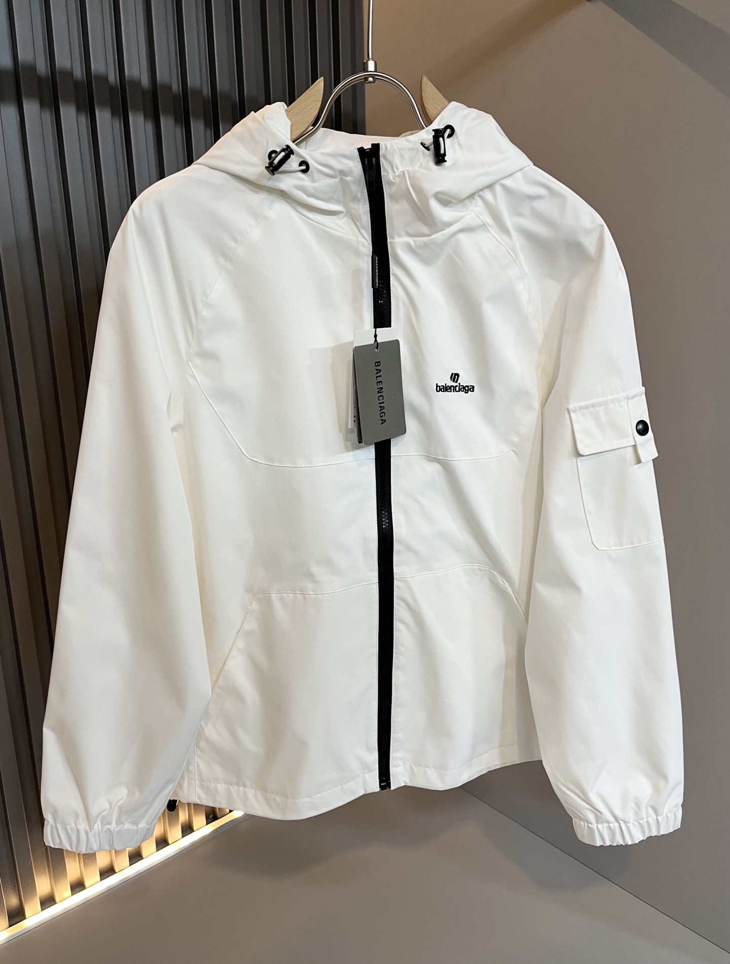 NO:625408,BALENCI*GA Paris* Home 2025 Autumn and Winter Casual Jackets, the latest fashionable casual suits, are rarely available through trading company channels, and are sold simultaneously on the official website. The most anticipated high-quality products of gods and goddesses are coming, allowing you to feel what true luxury has connotation! The upper body is comfortable, light and not stuffy, custom-made polyester fiber fabric!  Give you the most enjoyable wearing experience!  Logo pattern embroidery design on the chest!  It perfectly enhances the overall sense of luxury and class, and you can get the high-end luxury atmosphere at a glance! The basic and conventional hooded jacket is cut in a simple and versatile upper body that can easily cope with various occasions and environments. It is undoubtedly a must-have for daily commuting! Sizes M-3XL,,balenciaga,jackets & coats,jackets & coats,hats,alexander wang19860909BALENCI*GA巴黎*家 2025秋冬休闲夹克外套,最新时尚休闲套装,贸易公司渠道稀出,同步官网发售,男神女神最为期待的精品狠货重磅来袭,让你感受到什么叫真正的高奢有内涵!上身舒适轻盈不闷热, 定制聚酯纤维面料！给你最为享受的穿着体验！胸前Logo图案刺绣设计！完美提升了整体的奢华档次感,一眼就能Get到的高端奢华气息!基础常规的连帽夹克版型裁剪,上身百搭简约不挑人,轻松应对各种场合与环境,属于日常通勤必备的臻品无疑!尺码M-3XL,,balenciaga,jackets & coats,jackets & coats,hats,alexander wang,Men's clothing