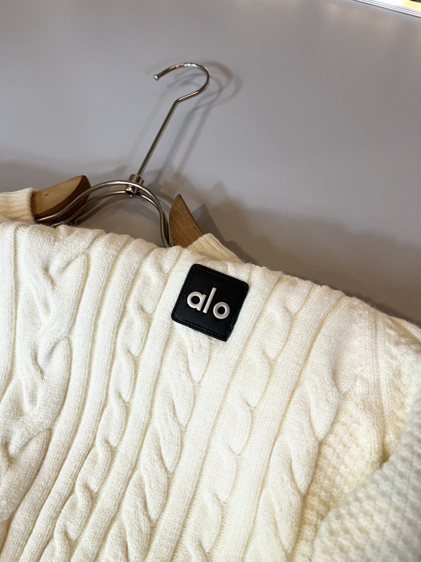 Alo ⚠️节日款系列！♥️2025秋冬新款针织羊毛衫，🎄🎄🎄 ⚠️圣诞红今年的专柜新品，❤️【春节，爆