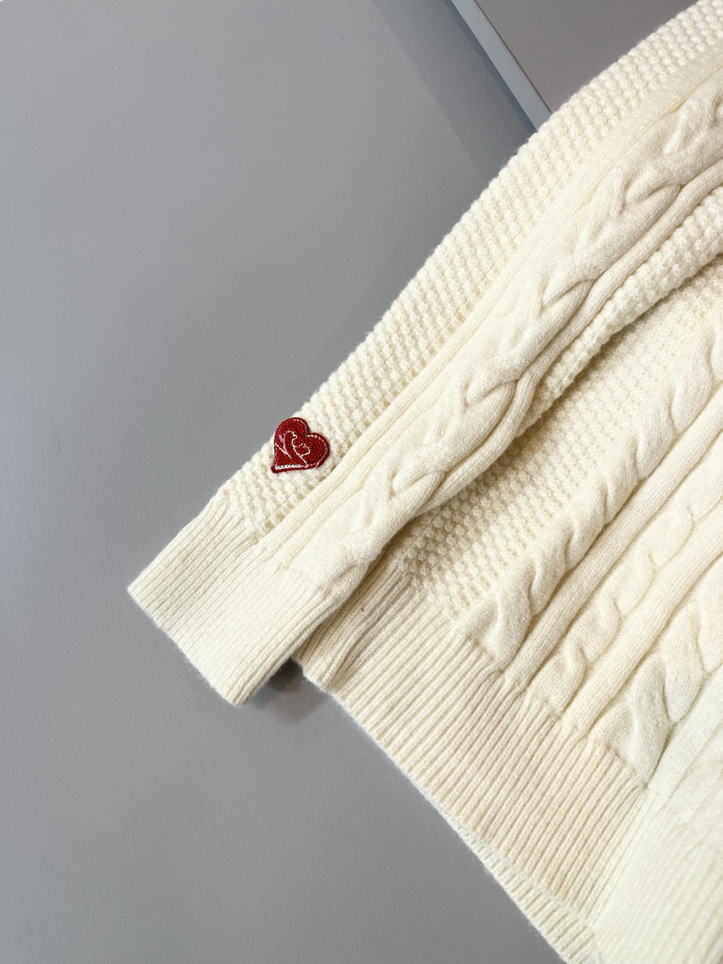 Alo ⚠️节日款系列！♥️2025秋冬新款针织羊毛衫，🎄🎄🎄 ⚠️圣诞红今年的专柜新品，❤️【春节，爆