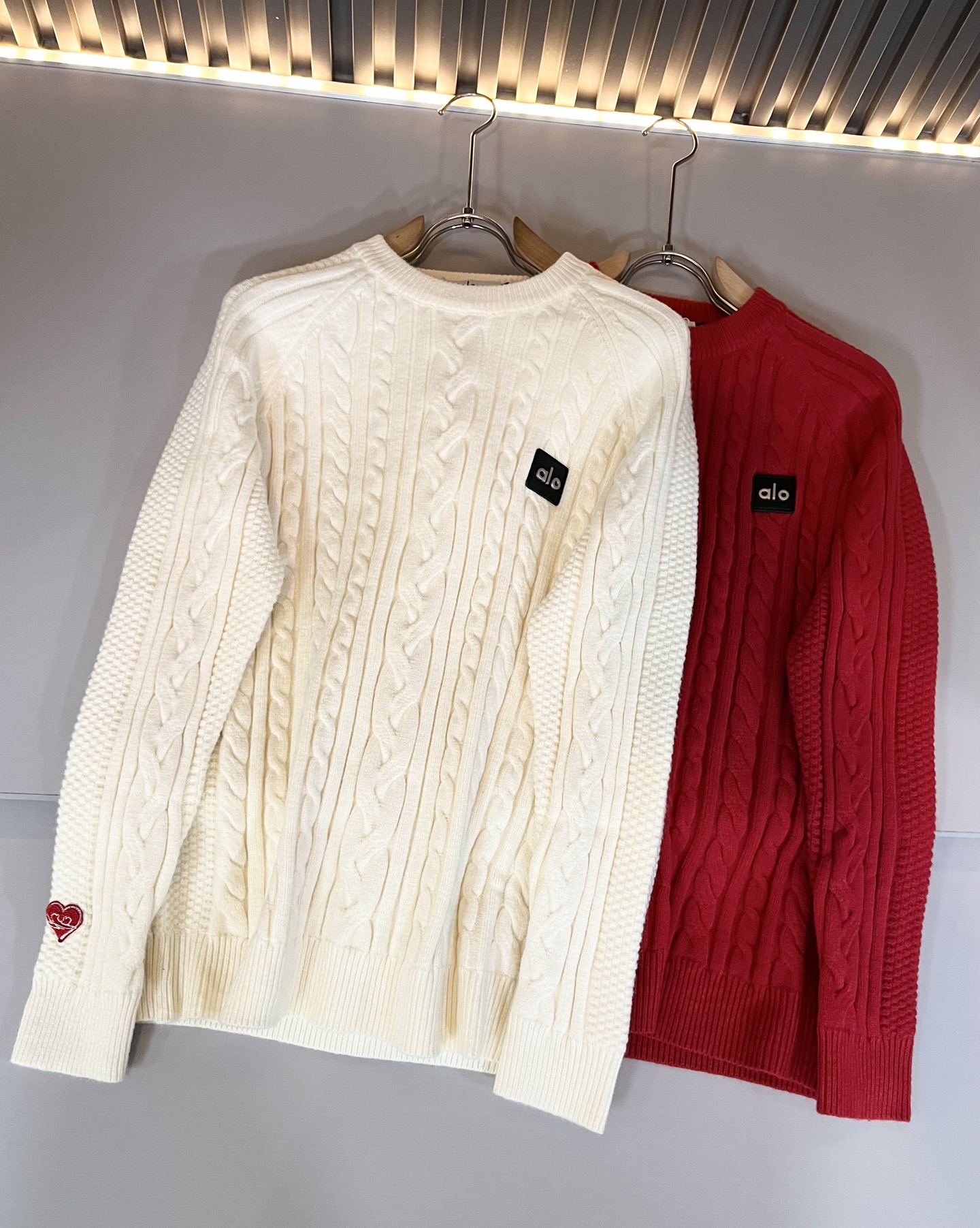 Alo ⚠️节日款系列！♥️2025秋冬新款针织羊毛衫，🎄🎄🎄 ⚠️圣诞红今年的专柜新品，❤️【春节，爆
