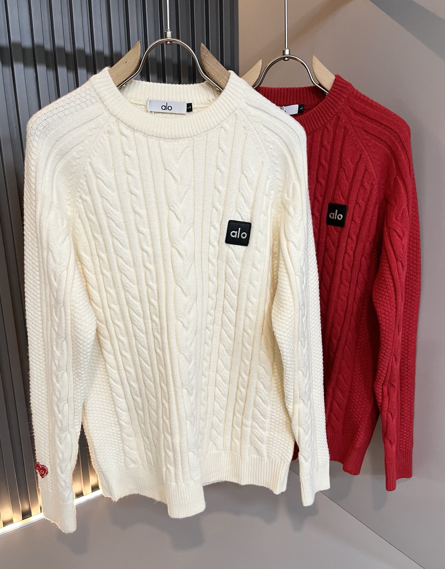 NO:629039,Alo holiday collection!  2025 new autumn and winter knitted wool sweaters, Christmas red, this year’s new counter products, [Spring Festival, hot style!  】The latest fashion trend effect, new fashion charm, 'Tianguan's work' that combines elements and modern trendy high street style, a single product with full appearance. Knitted wool fabric is supplied to customers!  It feels smooth and delicate, and the breathability and comfort are impeccable. The simple and stylish design comes from the latest fashion techniques, including the logo pattern badge design!  Highlight the avant-garde unique personality. A must-have item for fashionistas to express the meticulous fashion atmosphere of the new season. Same style for men and women. Sizes M-4XL,,alexander wang19860909Alo 节日款系列！2025秋冬新款针织羊毛衫, 圣诞红今年的专柜新品,【春节,爆款！】最新时尚潮流效果,时尚新韵味,元素及现代潮流的高街风格融合一起的“天官之作”,颜值十足的单品.客供针织羊毛面料！手感顺滑细腻,着身的透气舒适感无可挑剔.简约时尚的版型设计来源于潮流时尚的最新手法,标志logo图案徽章设计！彰显前卫独特个性.时尚达人的必备单品表达全新季度一丝不苟的时尚气息.男女同款.尺码M-4XL,,alexander wang,Men's clothing